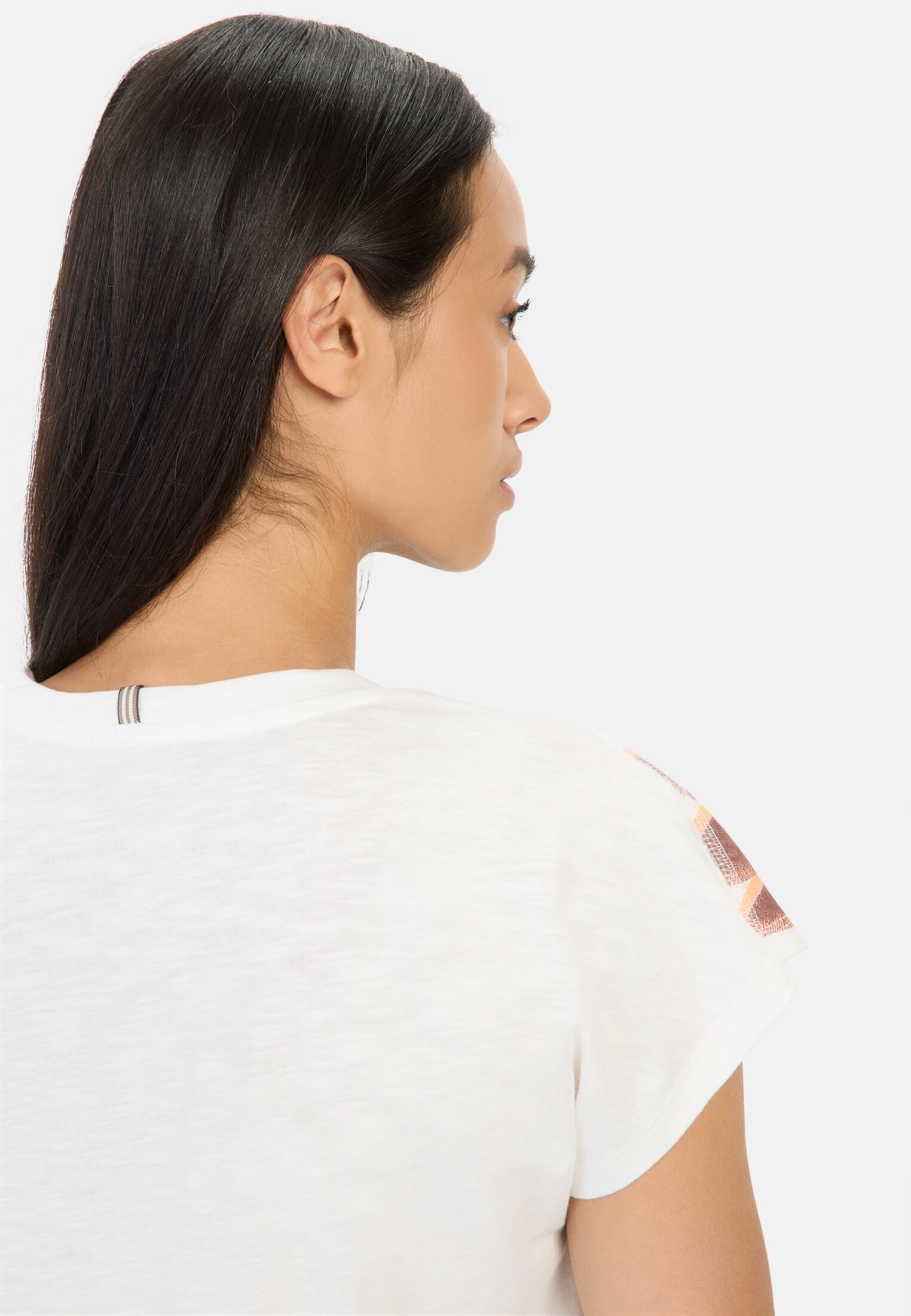 Women T-shirt with floral print made of cotton White worn detail close