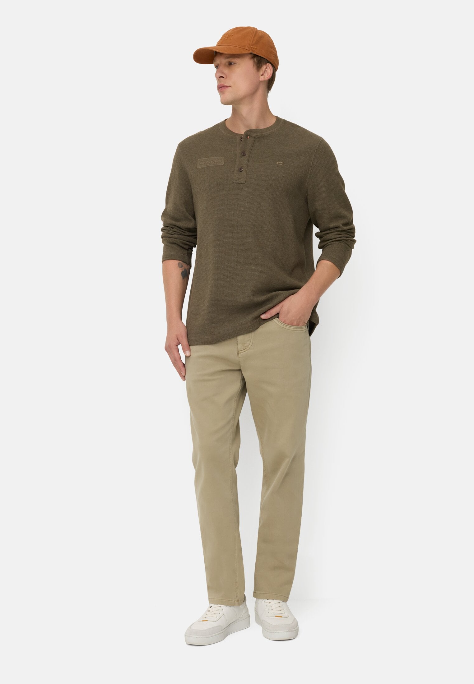 Herren Henley-Shirt aus Organic Cotton Olivgrün getragen vorne Ganzkörper