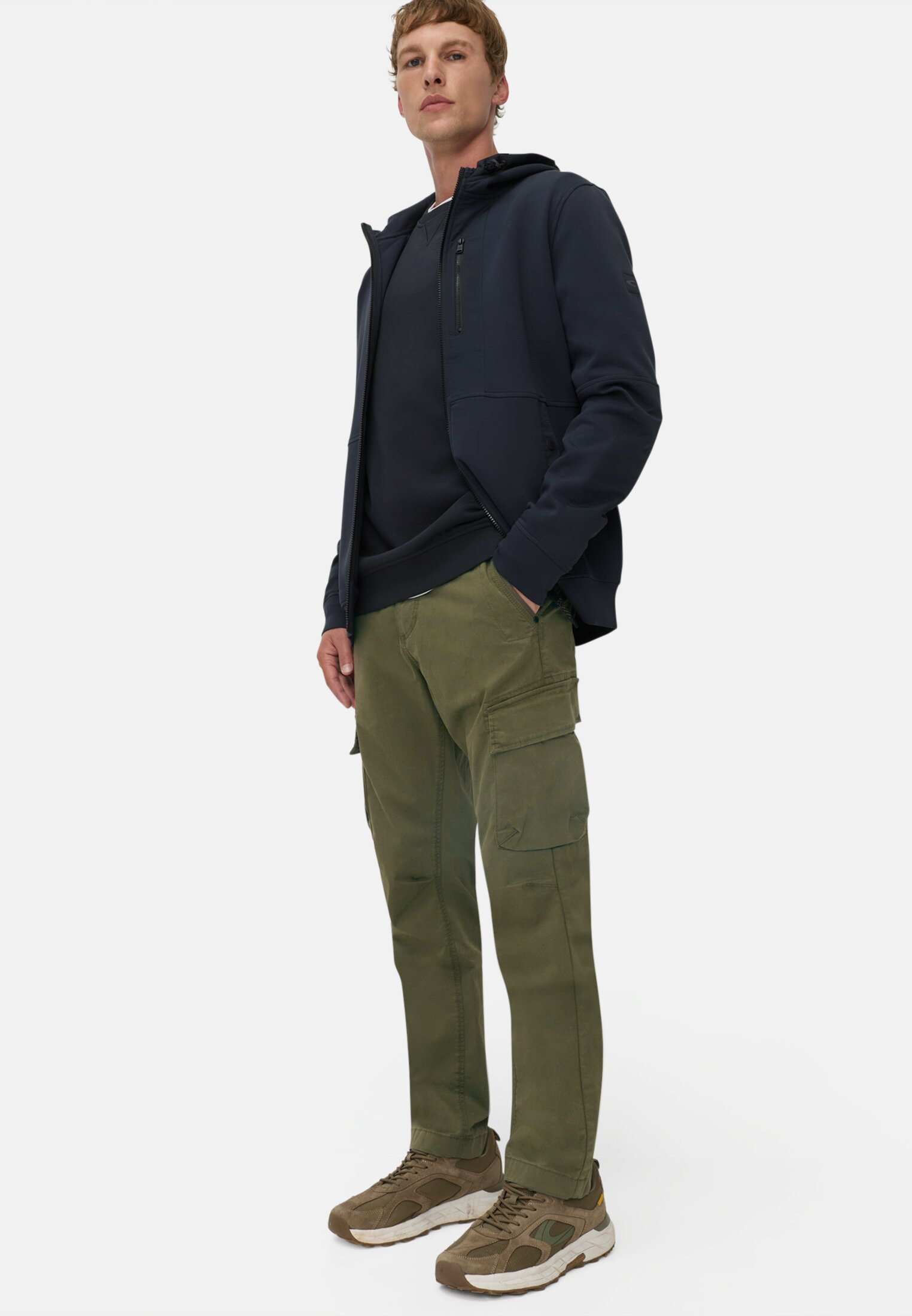 Men Cargo Regular Fit pants made of cottonmix Forest green worn emotional