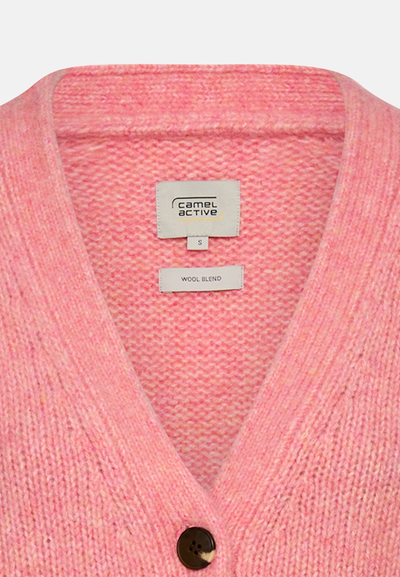Damen Strickjacke mit Raglanärmeln und Knopfverschluss Beere vorne nah