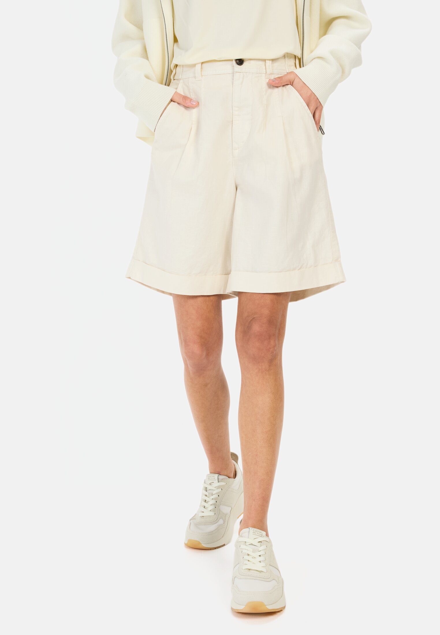 Damen Shorts aus Leinenmix Weiß getragen vorn