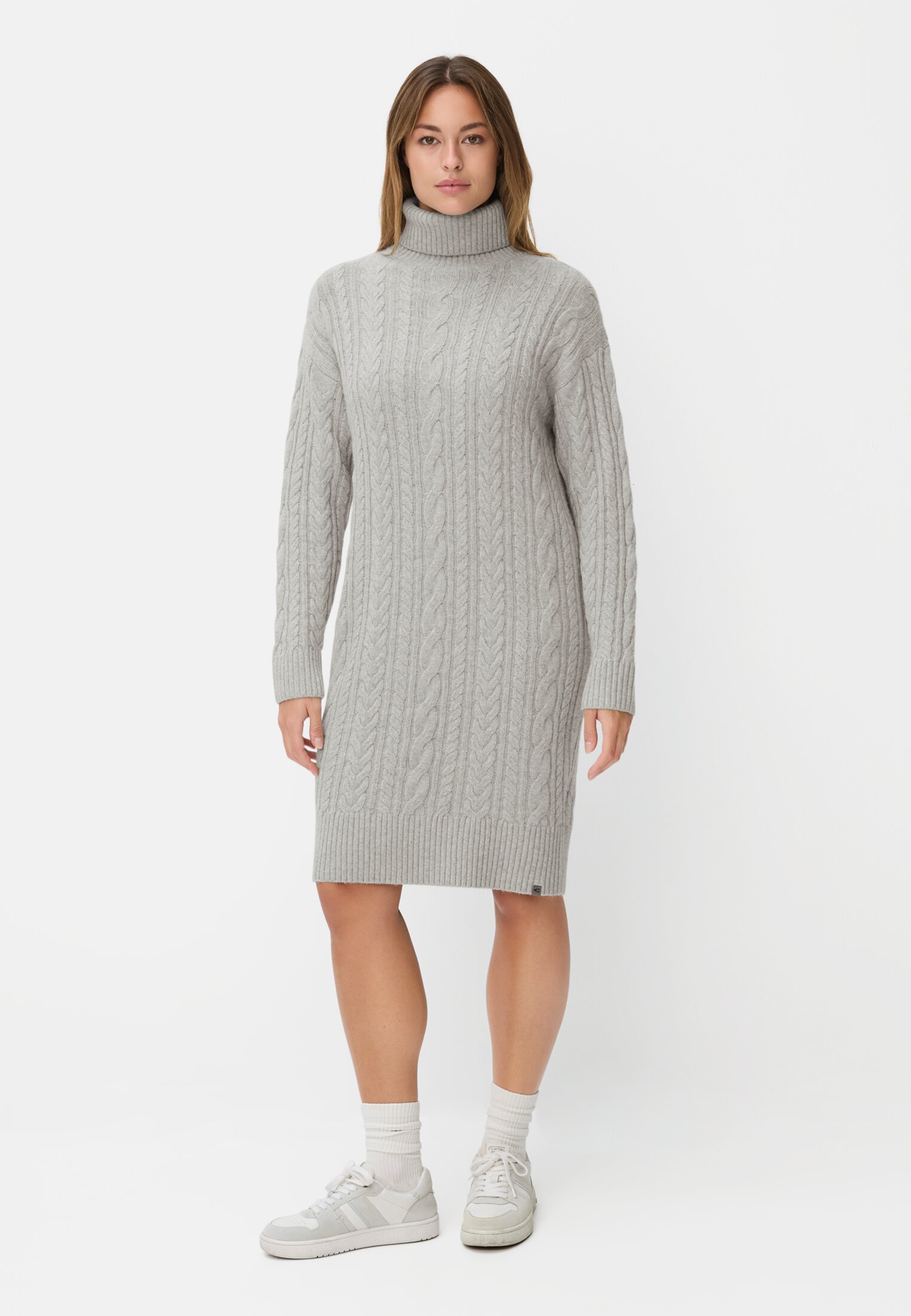 Damen Strickkleid mit Zopfstrickmuster Grau getragen vorne Ganzkörper