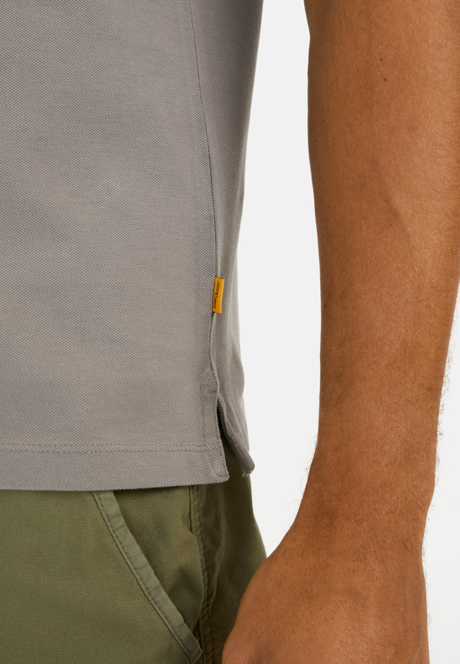 Herren Halbarm Poloshirt aus reiner Baumwolle Steingrau getragen detailliert nah