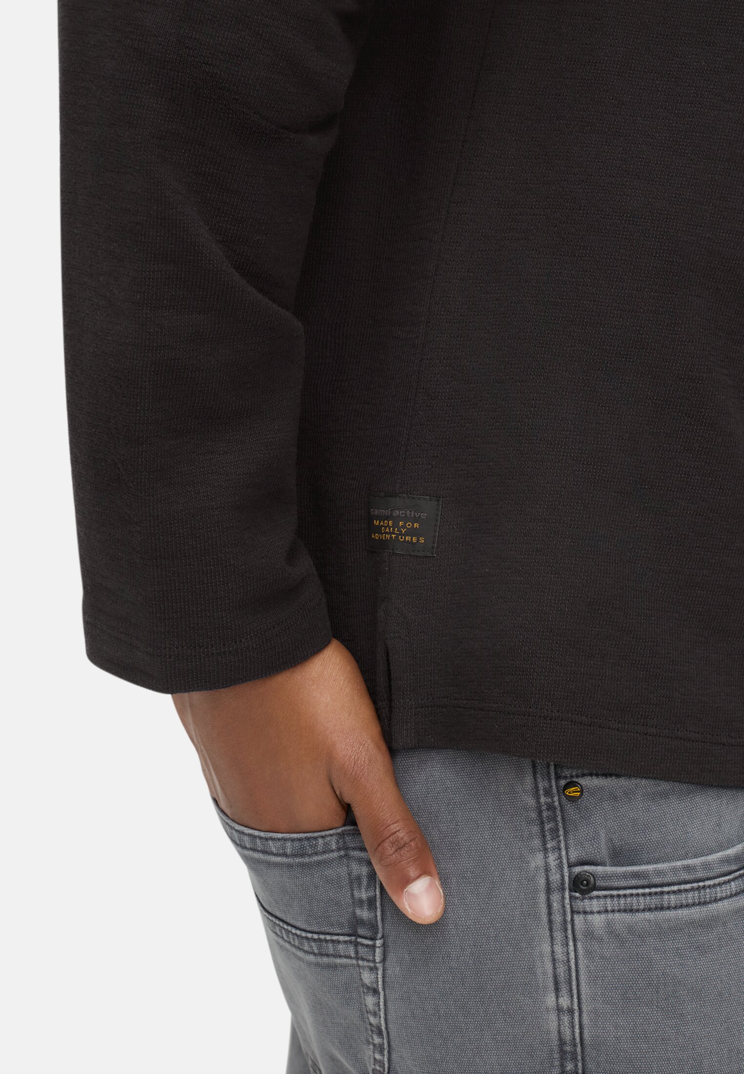 Herren Henleyshirt aus reiner Baumwolle Schwarz getragen detailliert nah