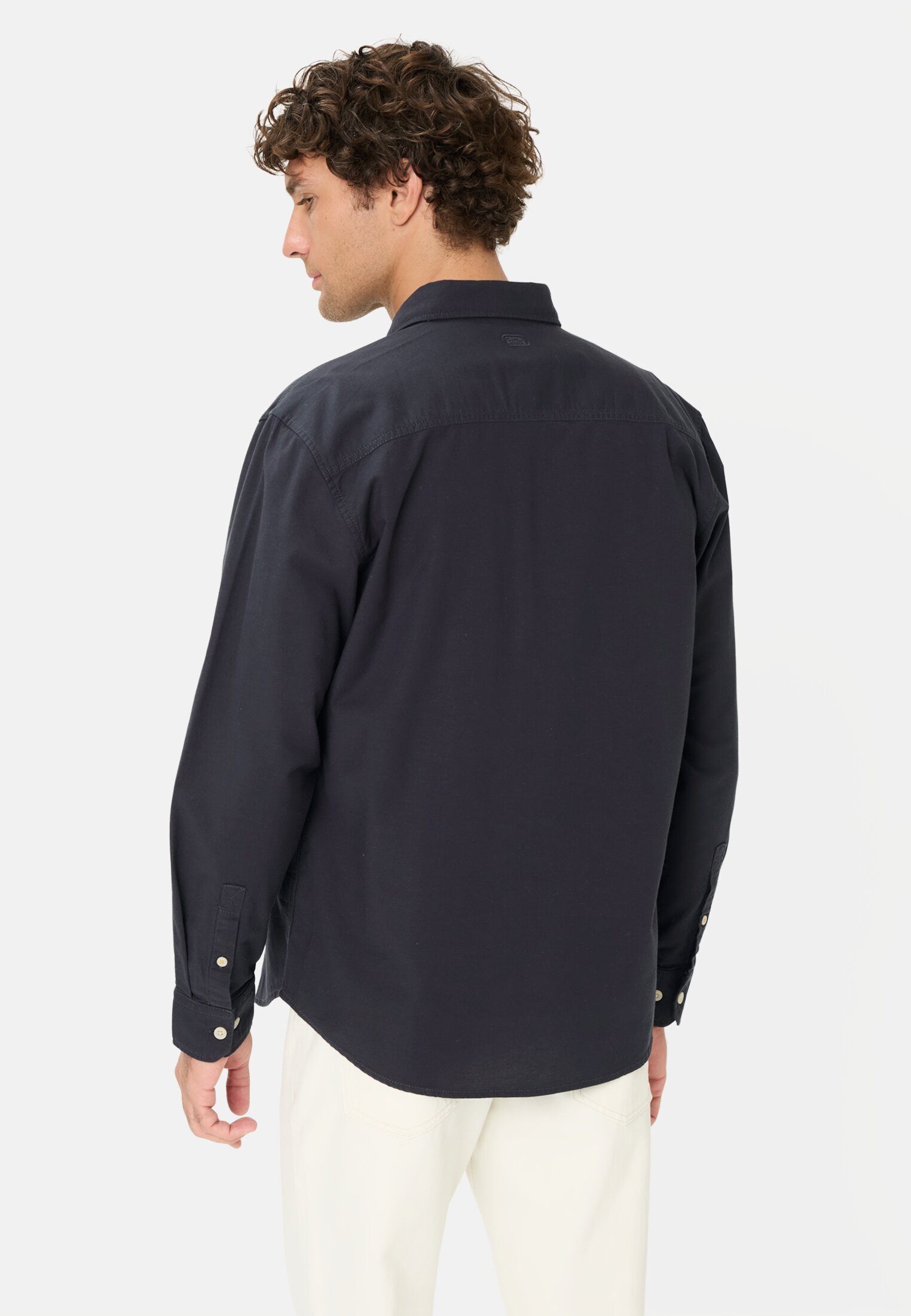 Herren Langarmhemd mit Brusttasche Navyblau getragen hinten