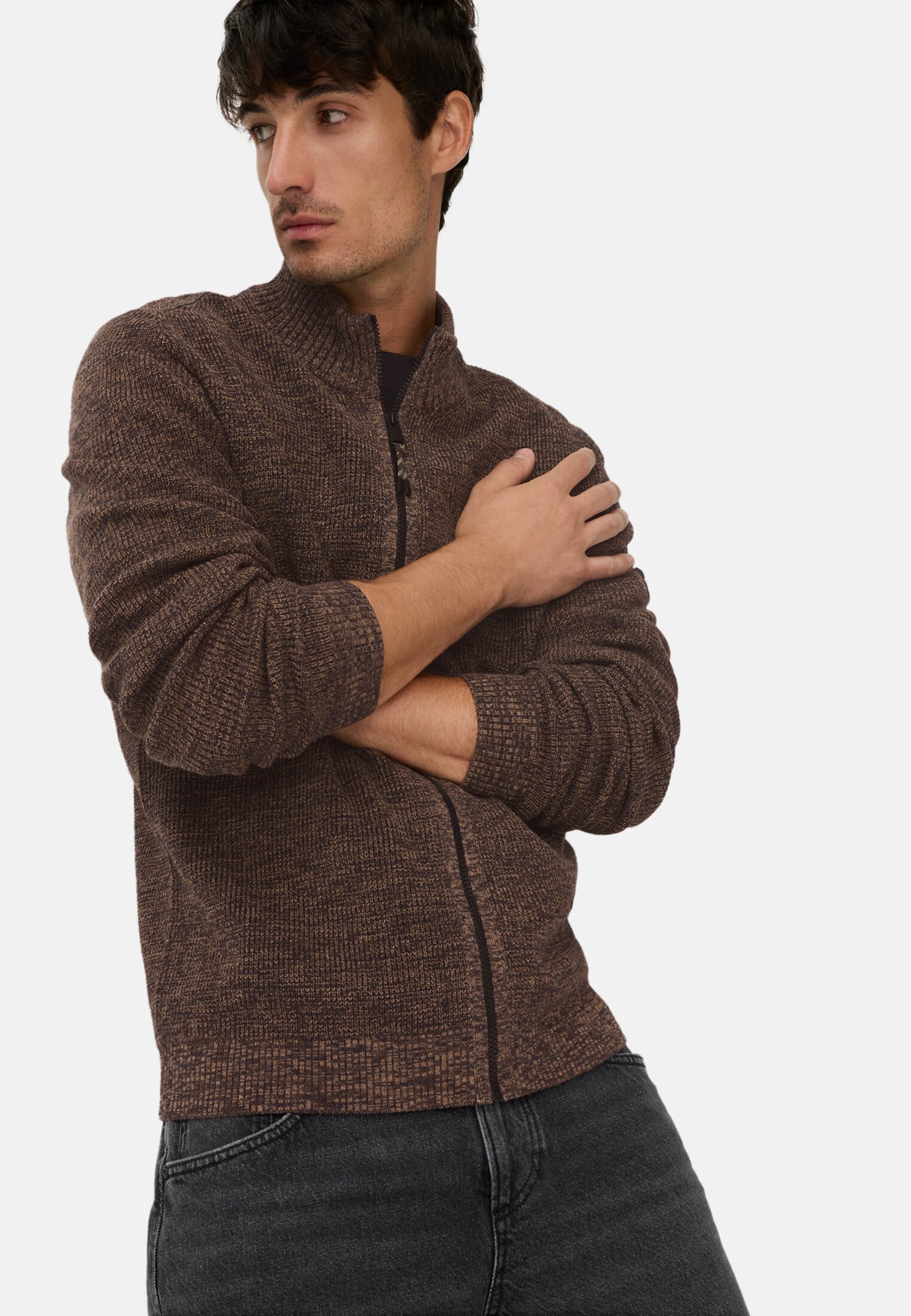 Herren Strickjacke aus einem soften Baumwollmix Dunkelbraun getragen emotional