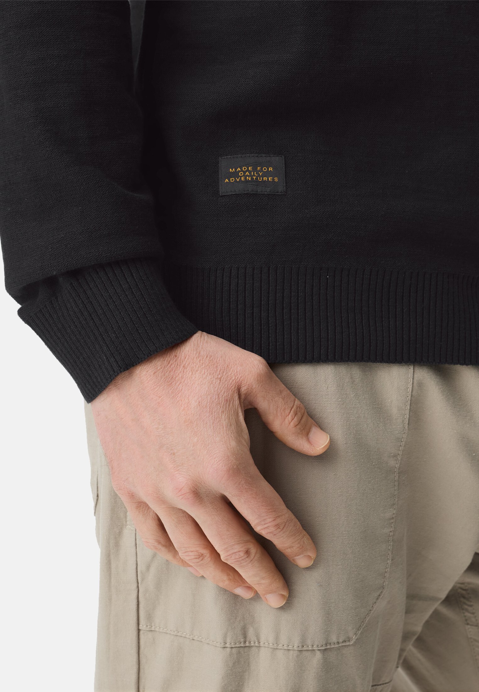 Heren Gebreide trui van puur katoen Zwart gedragen detail dichtbij