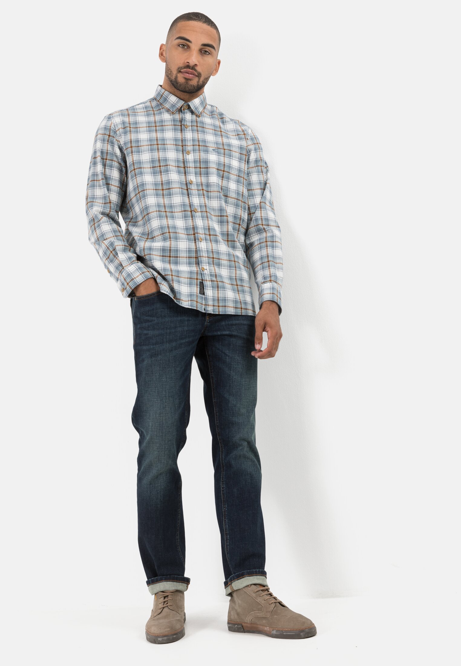 Men Regular Fit 5-Pocket Jeans in Cotton Dark Blue worn emotional