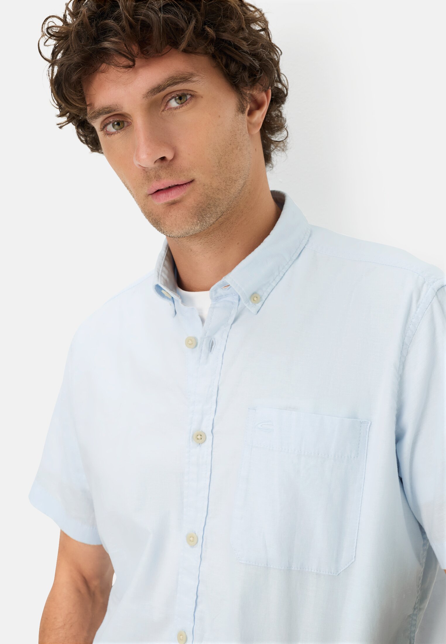 Heren Korte mouwen shirt van linnenmix Hemelsblauw gedragen detail dichtbij