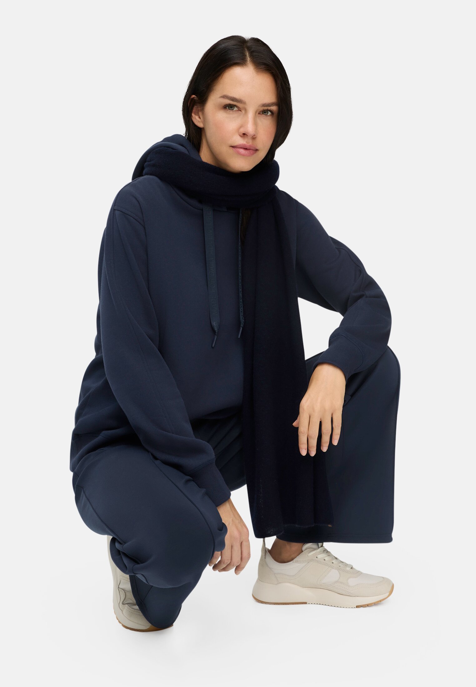 Damen Casual Pants im Jogger-Stil mit elastischem Bund Nachtblau getragen emotional