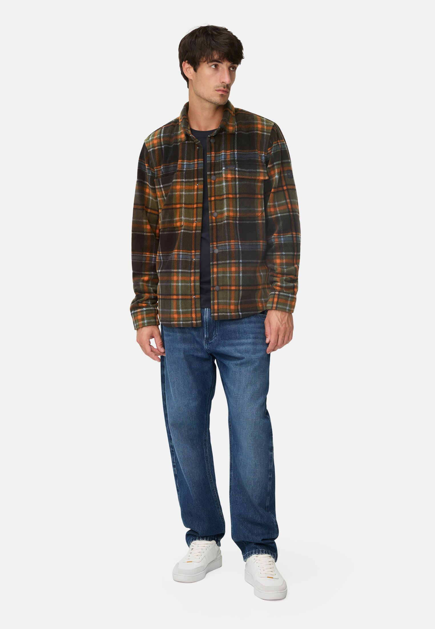 Herren Overshirt mit Seitentaschen Zimt getragen vorne Ganzkörper