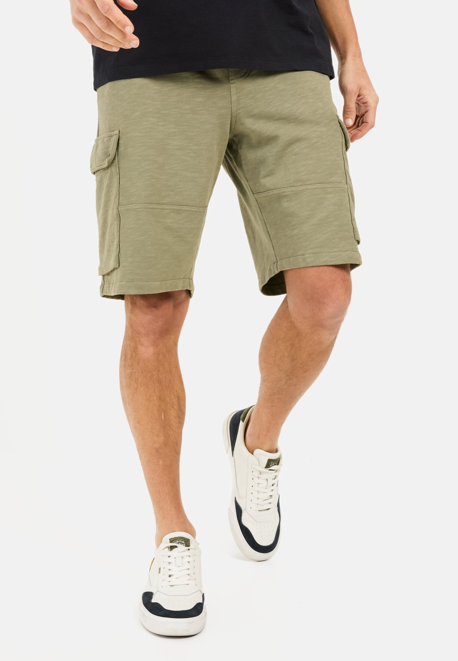 Men Sweat shorts with cargo pockets Dark Green worn front