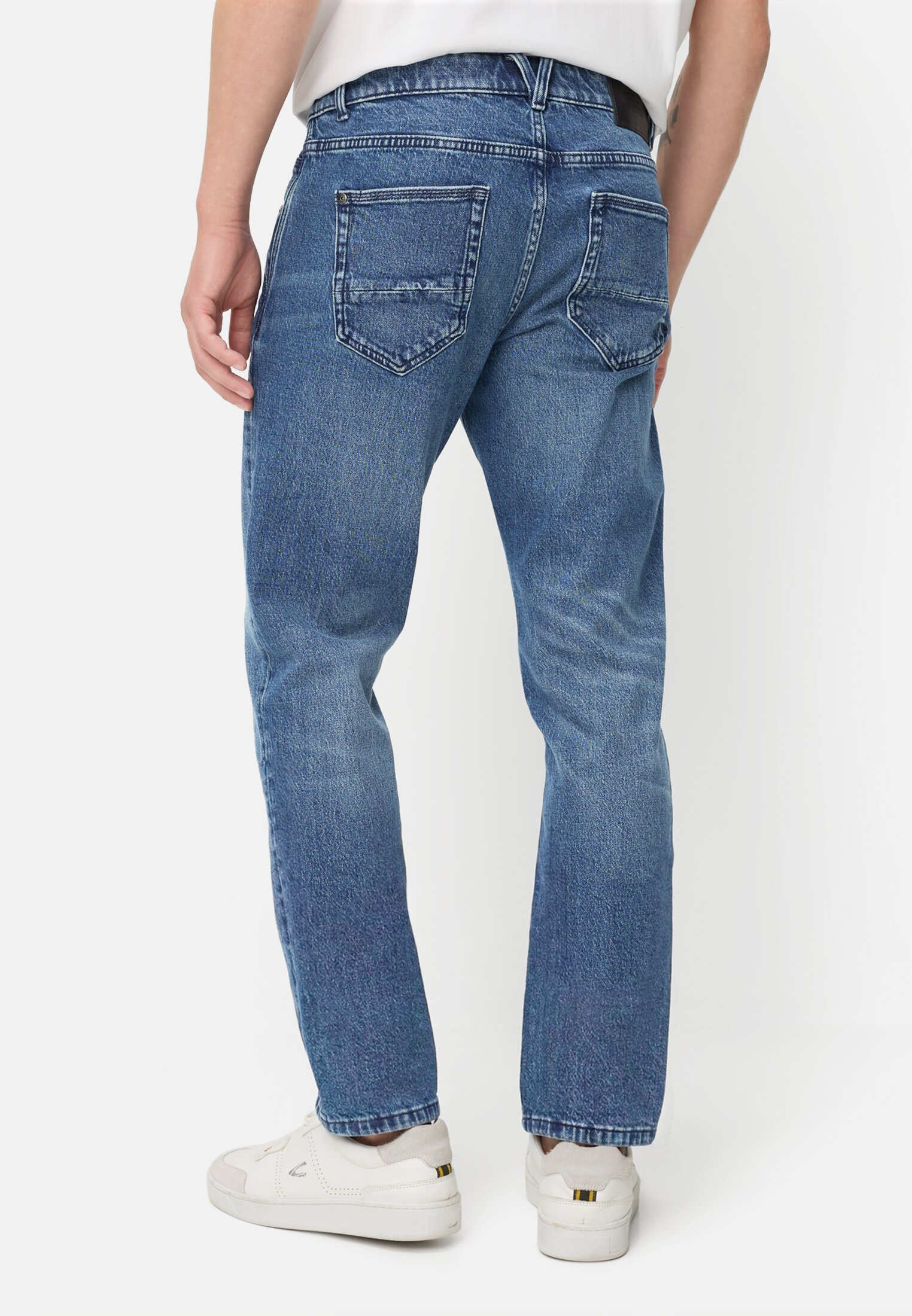 Heren Regular Fit Jeans met 2-weg stretch gedragen achter