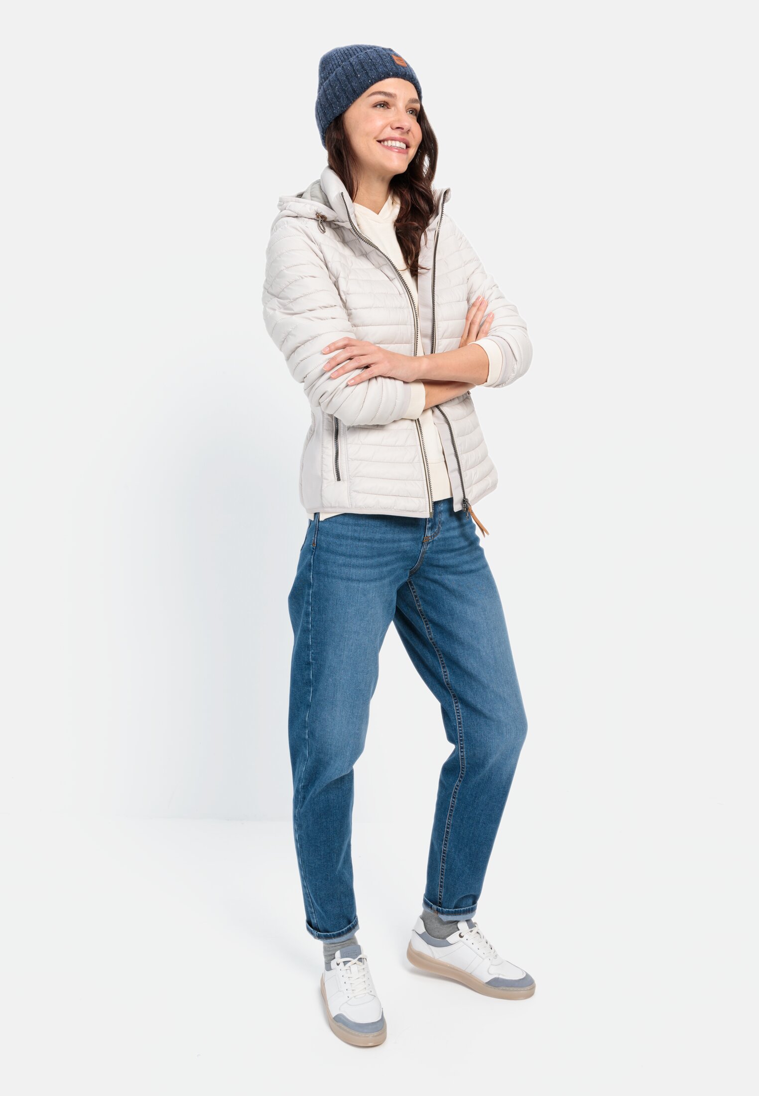Damen Leichte Steppjacke aus recyceltem Polyamid Wollweiß getragen vorne Ganzkörper