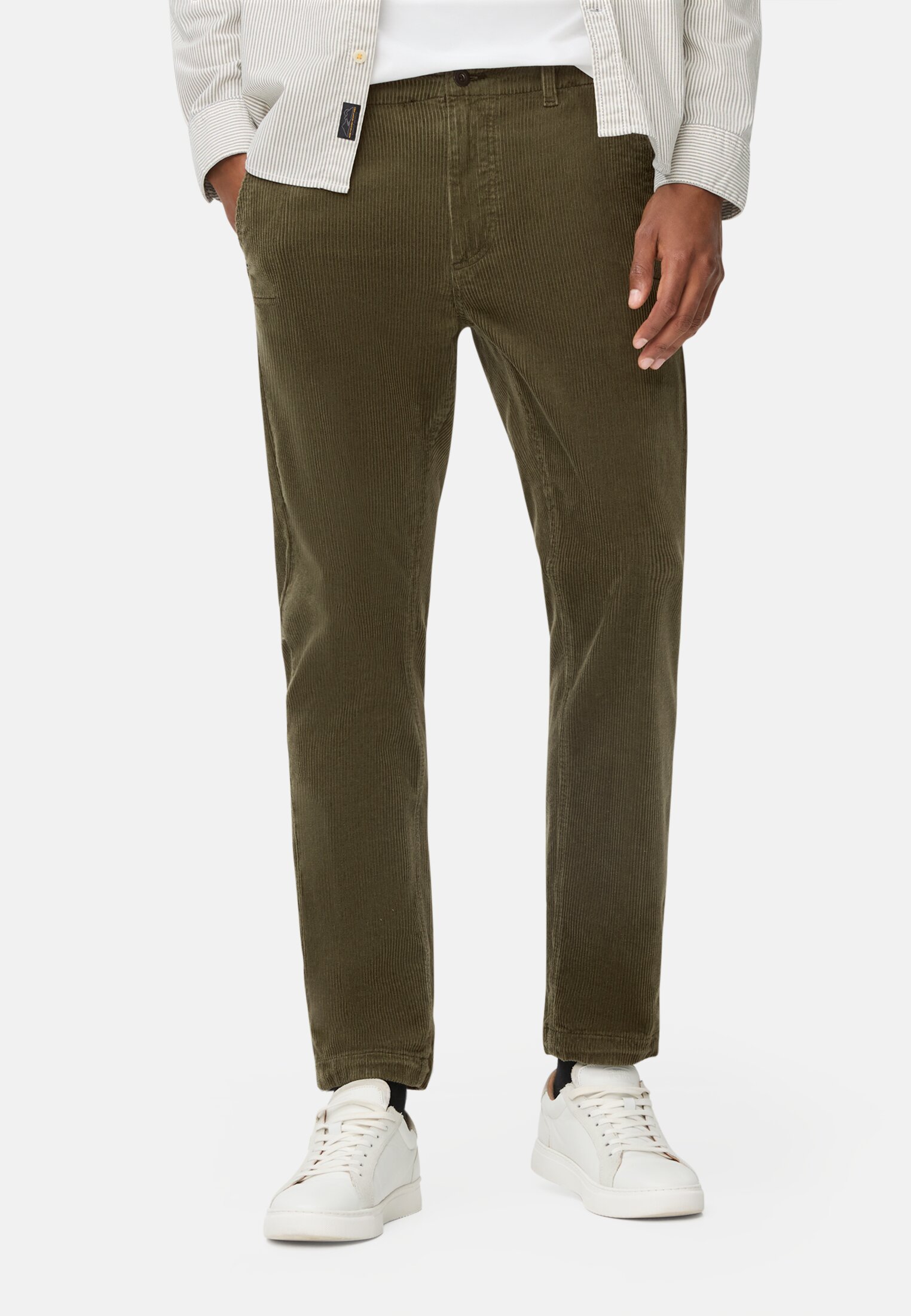 Herren Regular Fit Chino Hose aus Cord Waldgrün getragen vorn