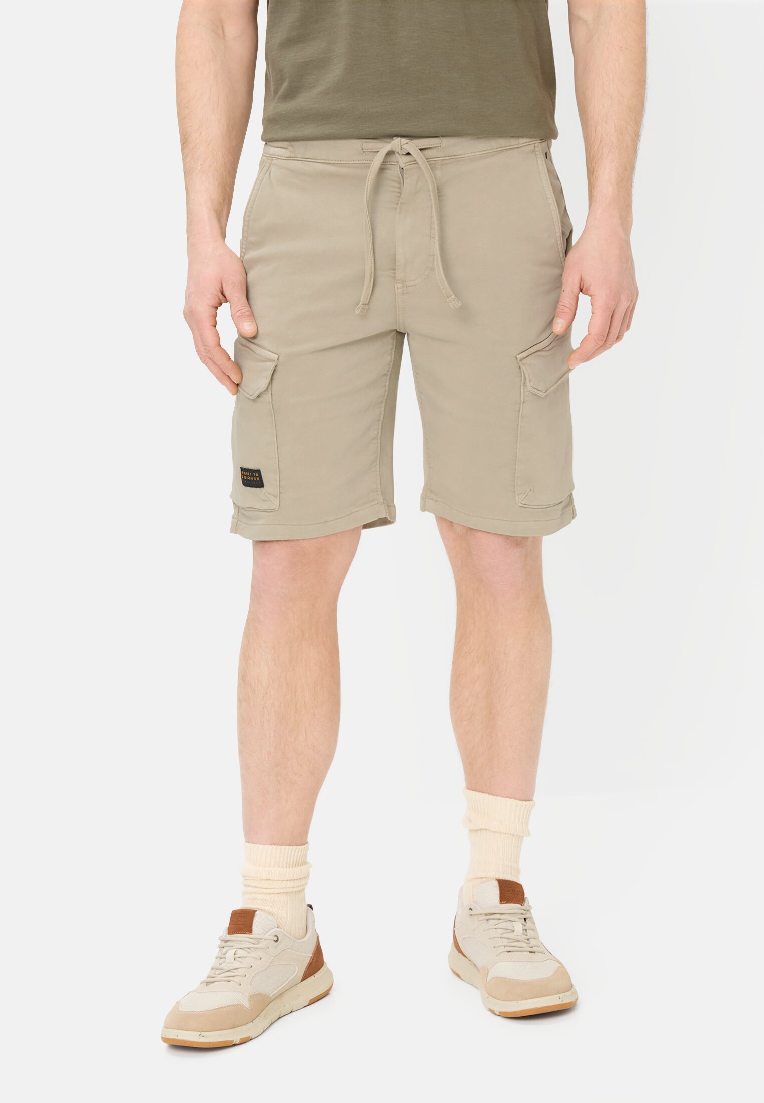 Herren fleXXXactive® Shorts mit Tunnelzug Beige getragen vorn