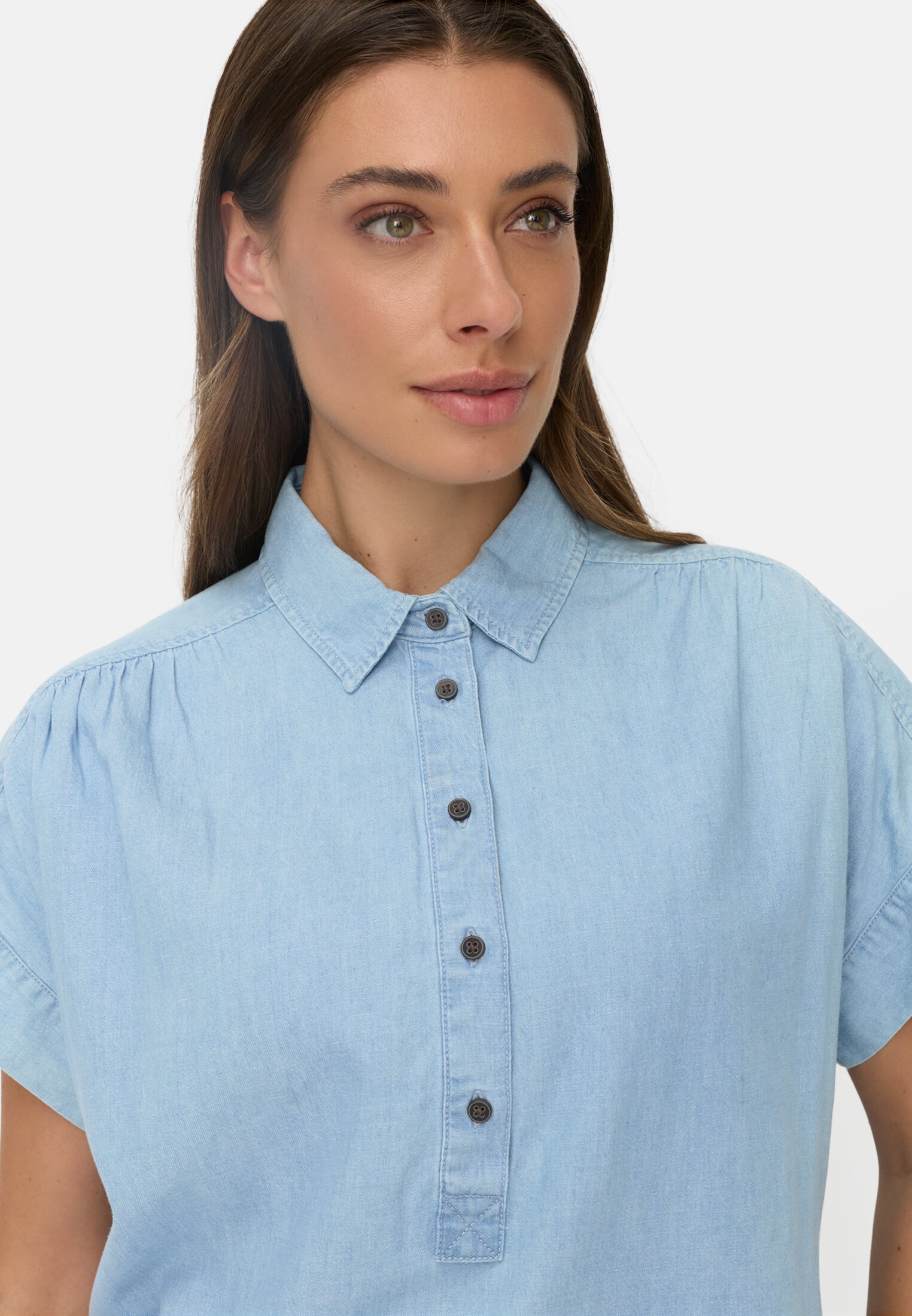 Vrouwen Blouse met korte mouwen en knoopsluiting Lichtblauw gedragen detail dichtbij