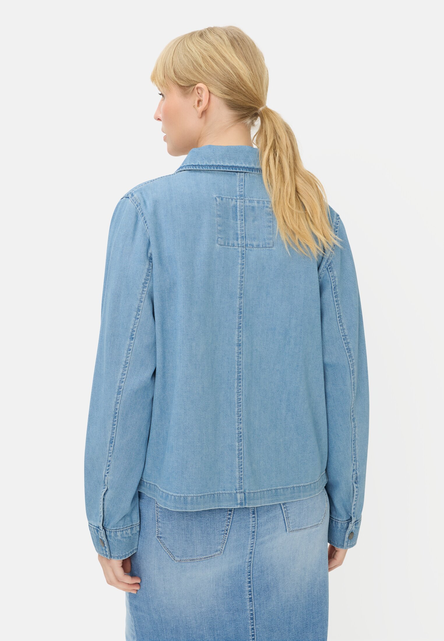 Damen Jeansblazer mit Knopfleiste Hellblau getragen hinten