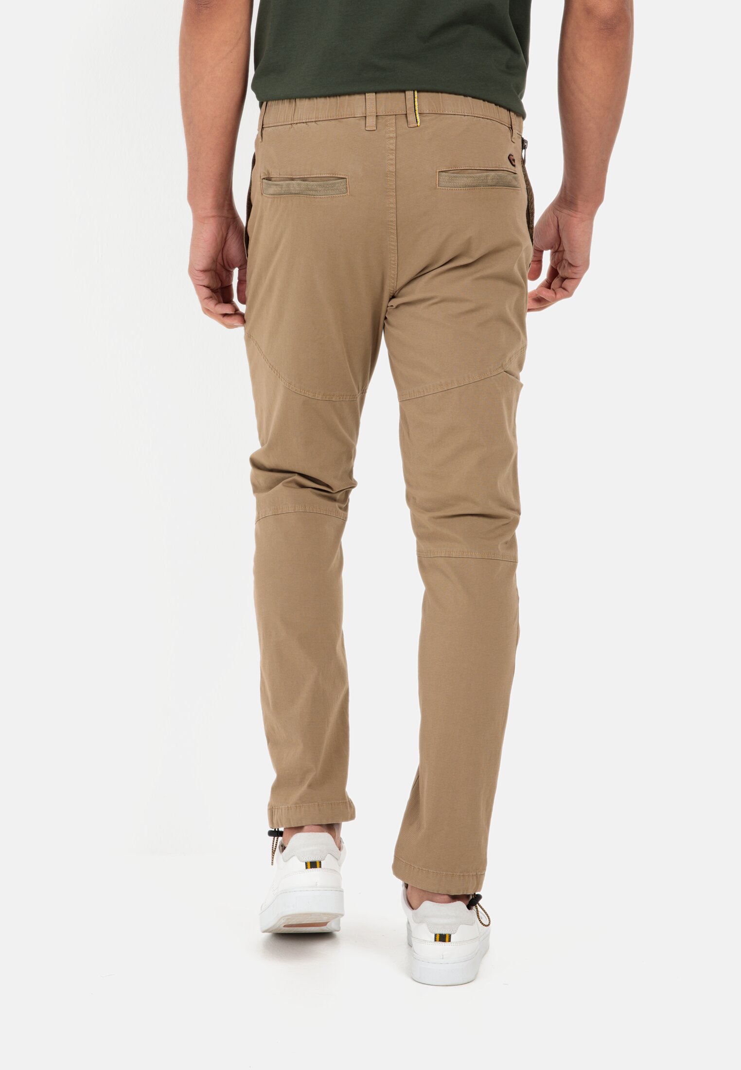 Heren Tapered Fit Worker Chino Bruin gedragen achter