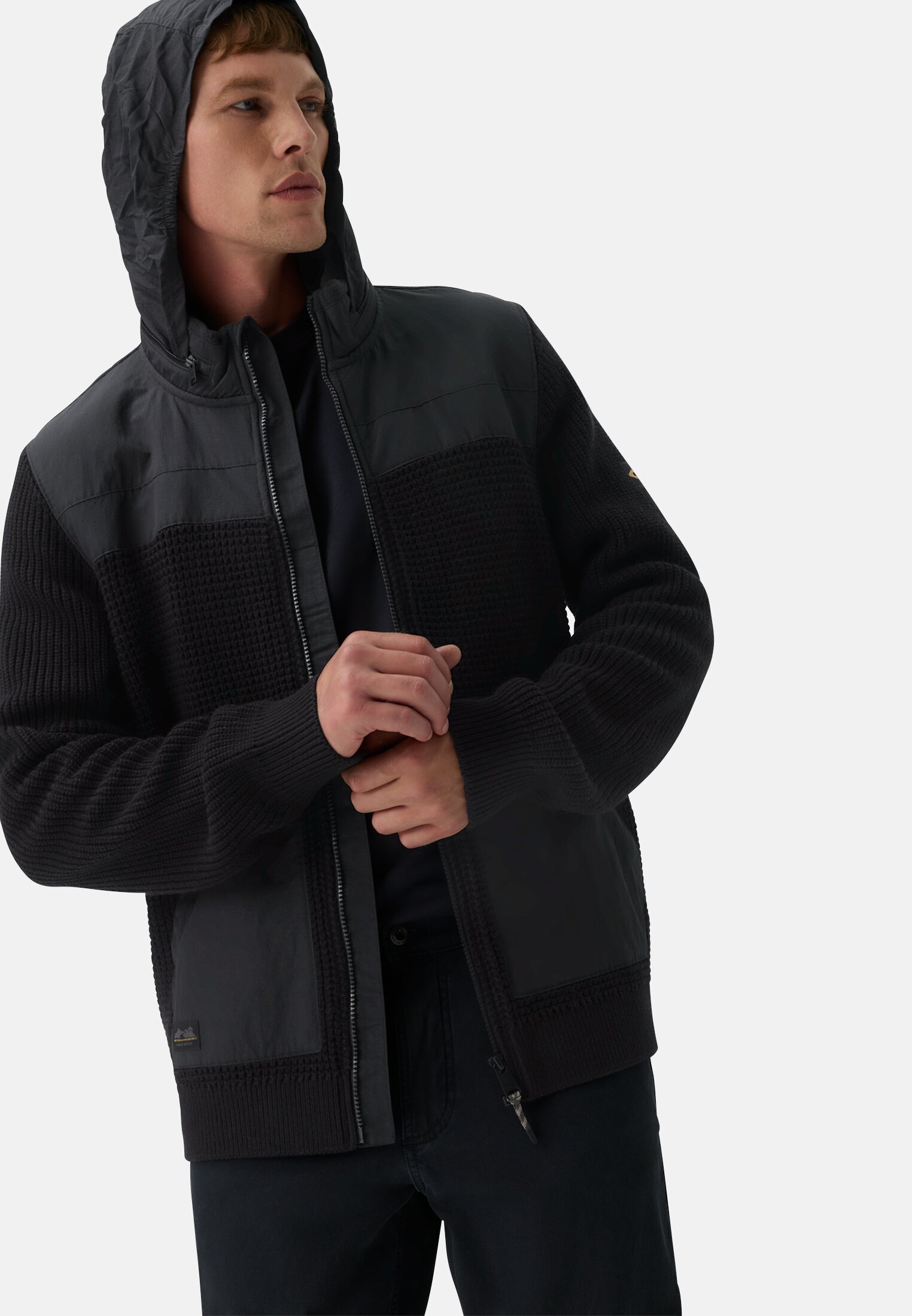 MI_409501-6K22-88_M4-00 Heren Vest met oprolbare capuchon Zwart gedragen emotional