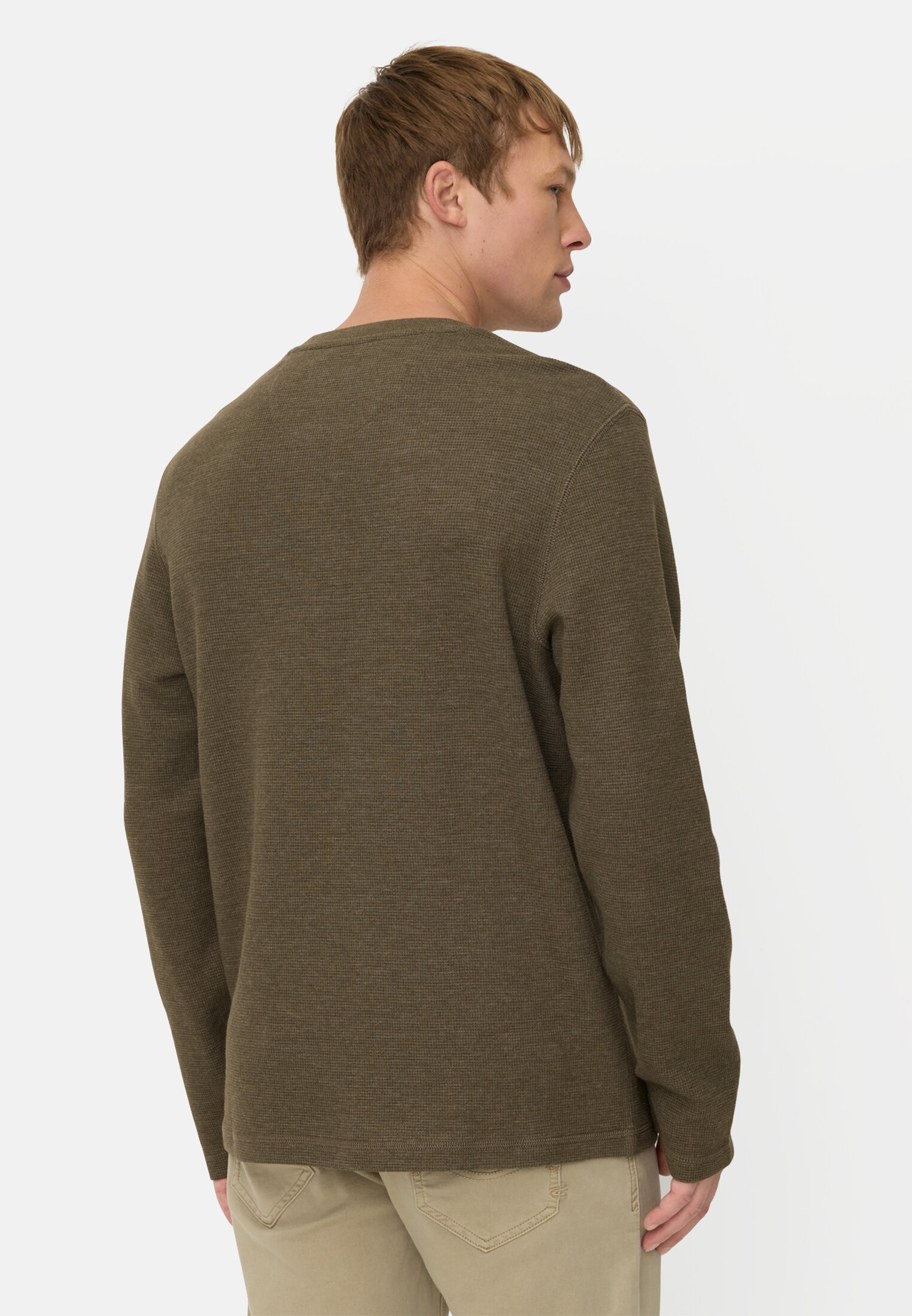Herren Henley-Shirt aus Organic Cotton Olivgrün getragen hinten