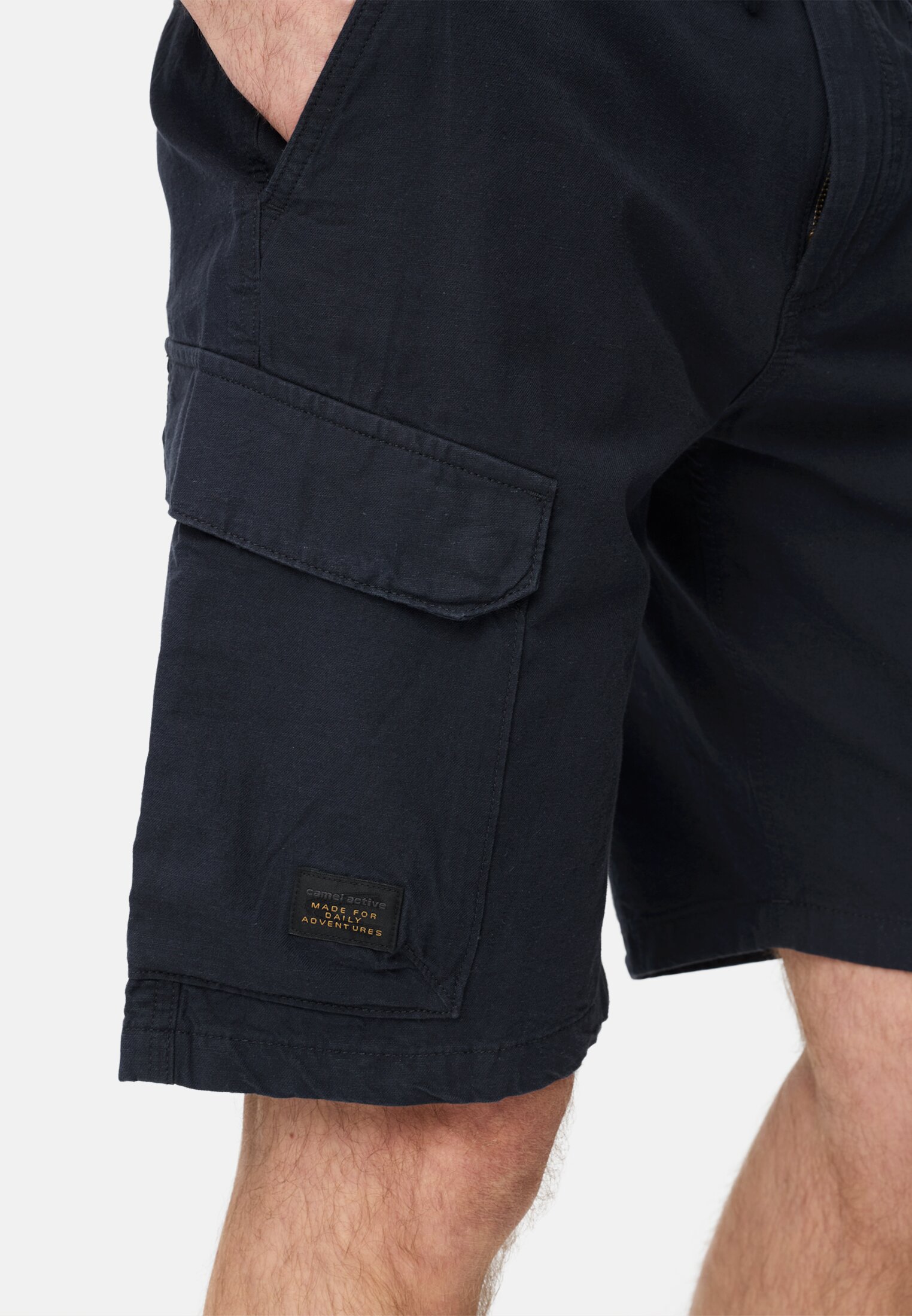 Herren Cargo Shorts mit Tunnelzug Dunkelblau getragen detailliert nah