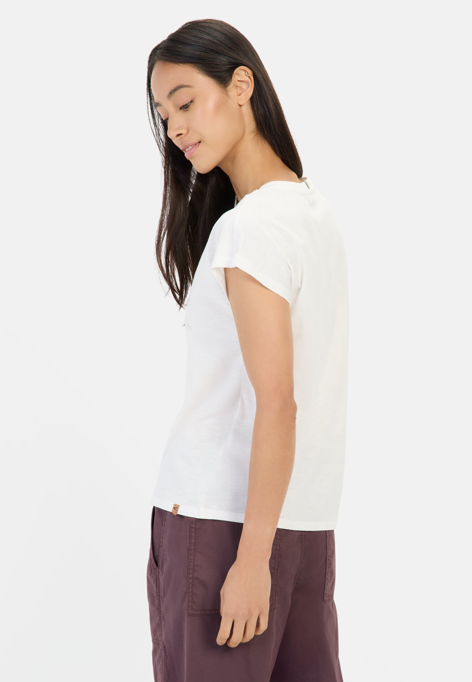 camelactive_T-Shirt_Flower_Placement_309676-5T07-82_M2 Vrouwen T-shirt met bloemenprint gemaakt van katoen Wit gedragen achter
