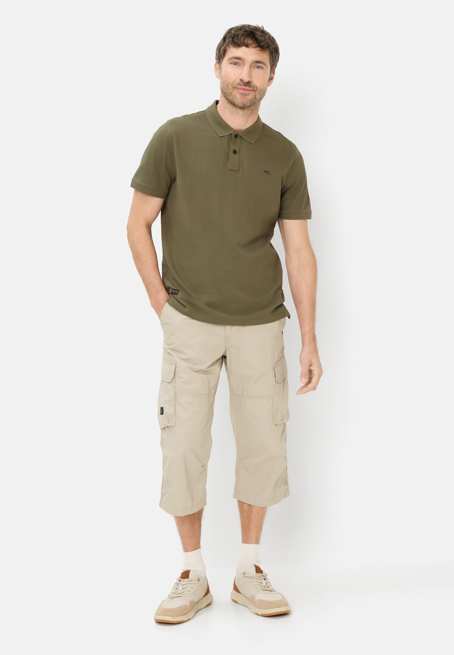 Herren Poloshirt mit Kontrastdetails Olivgrün getragen vorne Ganzkörper