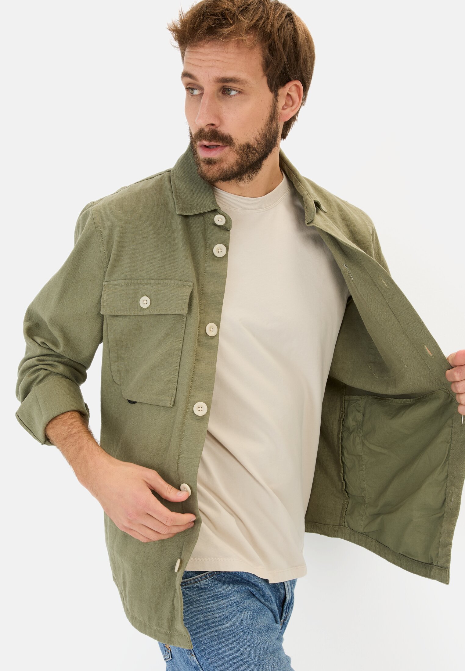Men Overshirt made from a linen-cotton blend Dark Green worn emotional
