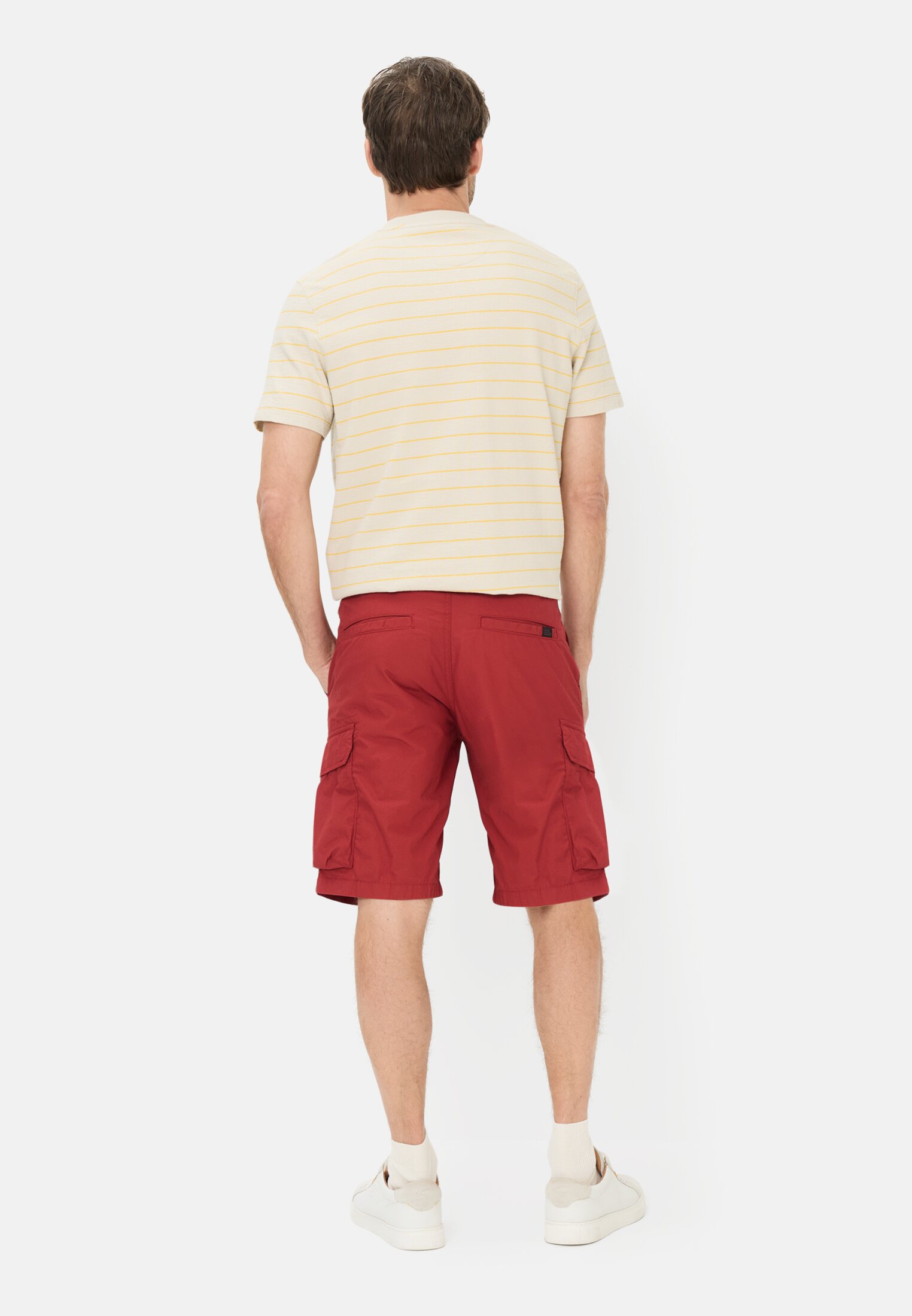 Herren Cargoshorts aus reiner Baumwolle Rot getragen hinten