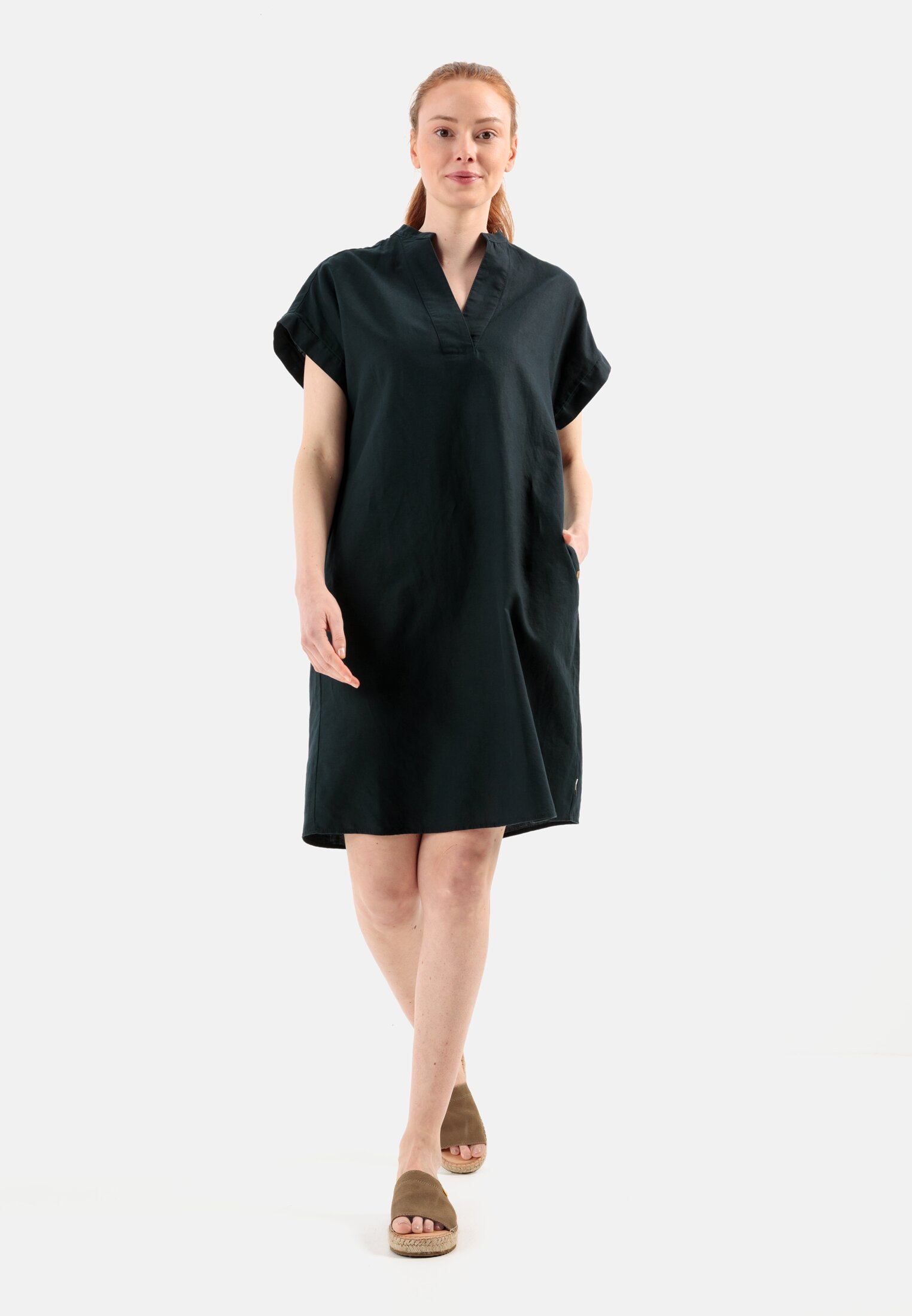 Damen Schlupfkleid aus einem Leinenmix Schwarz getragen emotional