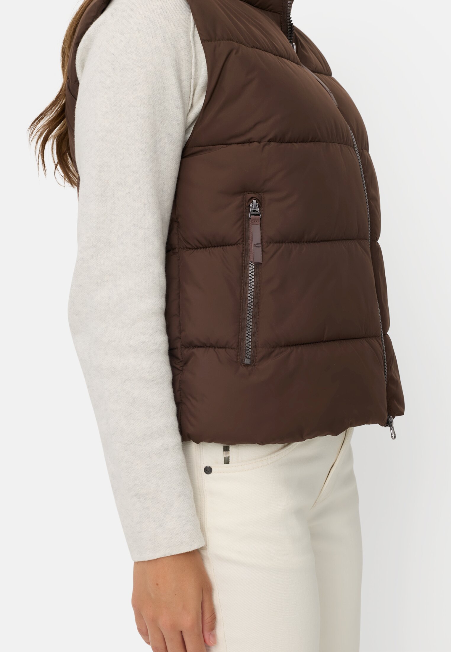 Women Windproof vest with zippered pockets Brown worn detail close