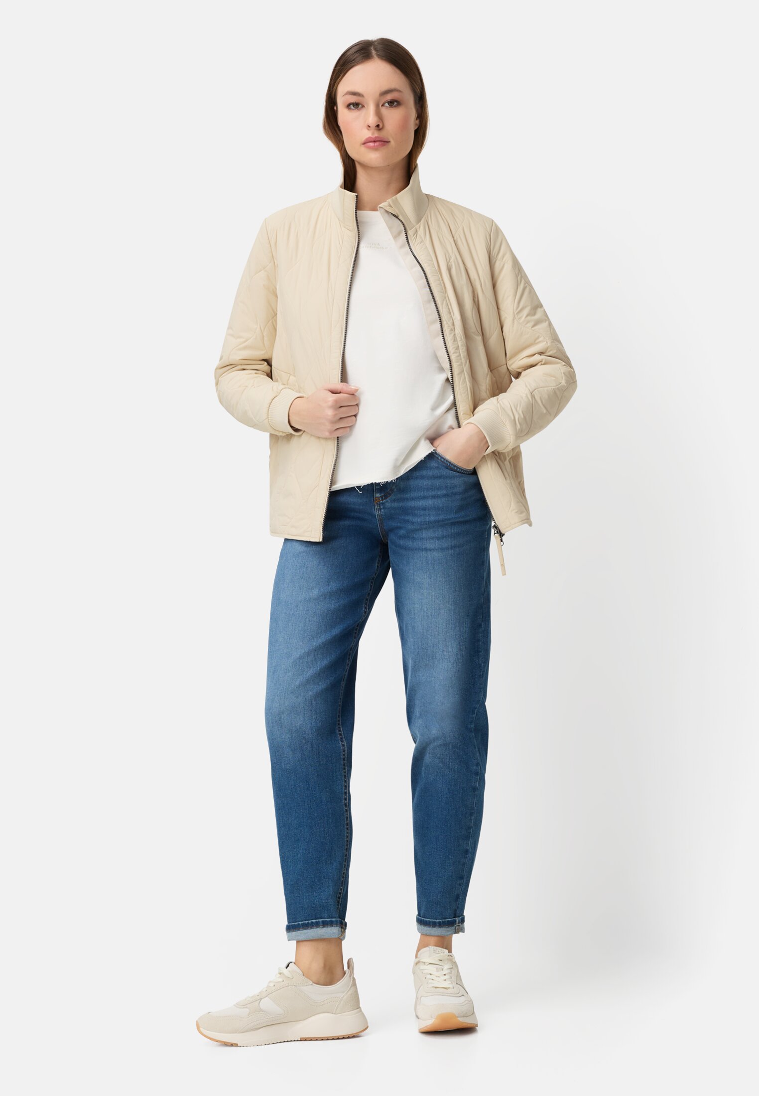 Damen Steppjacke mit Taschen Eiche getragen vorne Ganzkörper