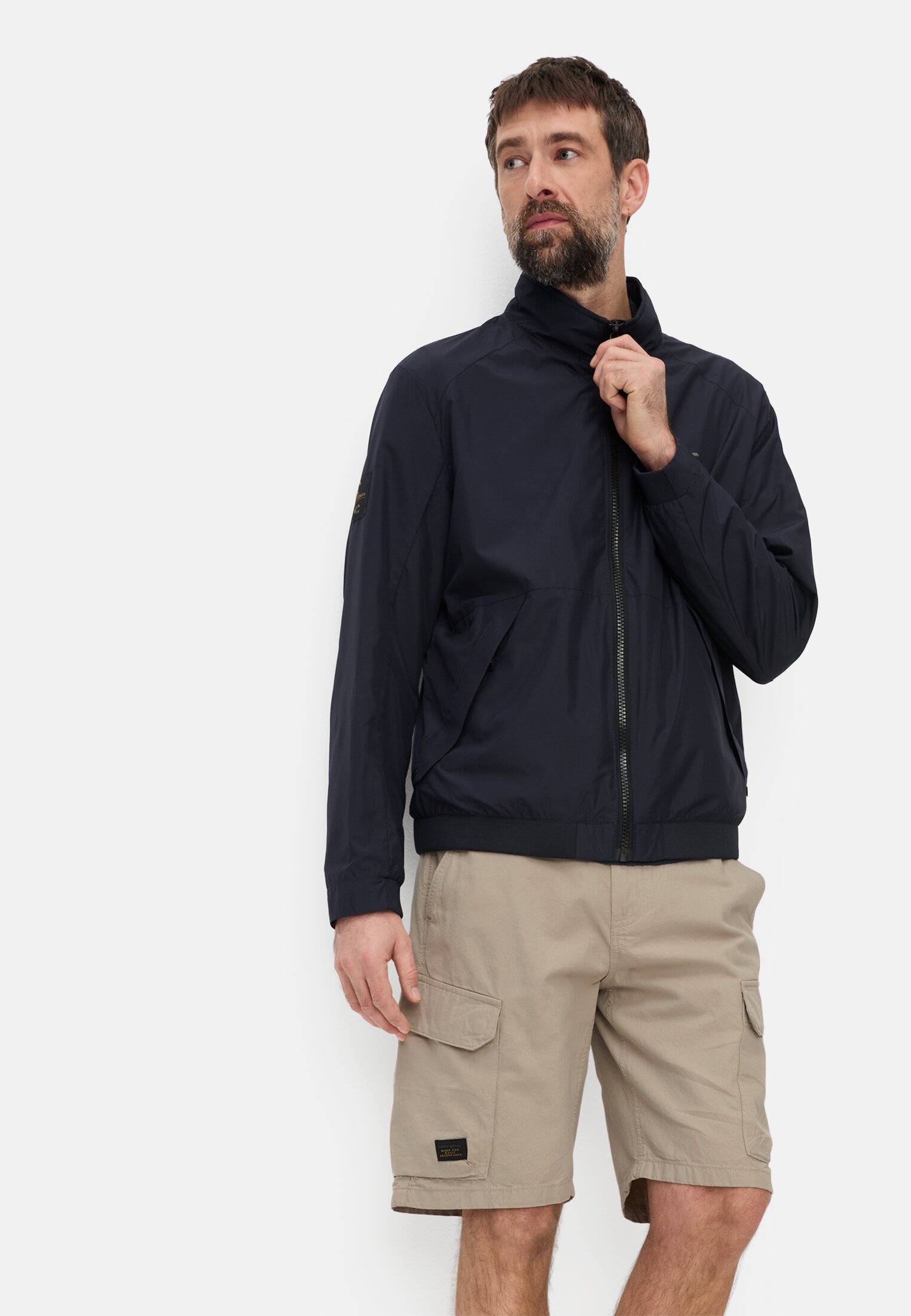 Herren Cargo Shorts mit Tunnelzug Beige getragen emotional