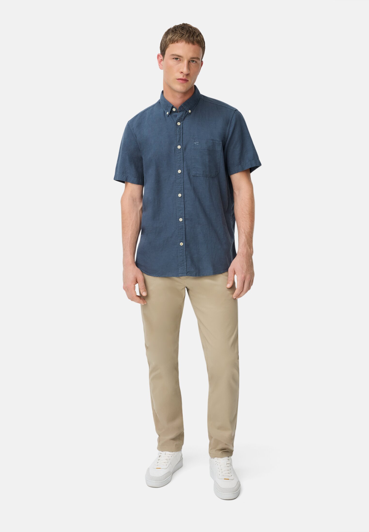 Men Short-sleeved shirt made of linen-cotton blend Ink blue worn front full body