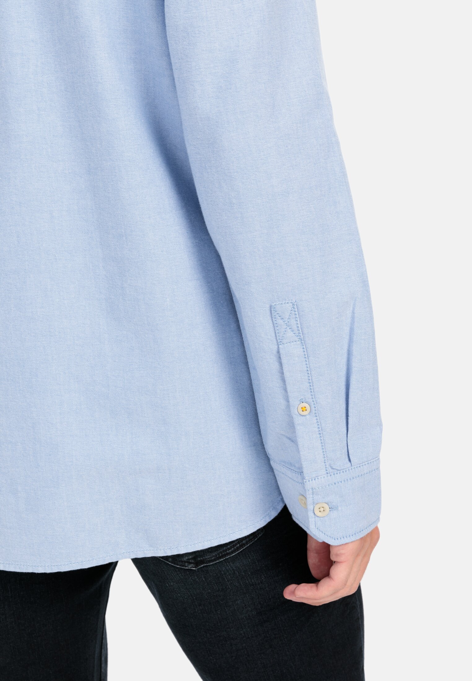 Heren Oxford overhemd van gecertificeerd organic cotton Lichtblauw gedragen detail dichtbij  