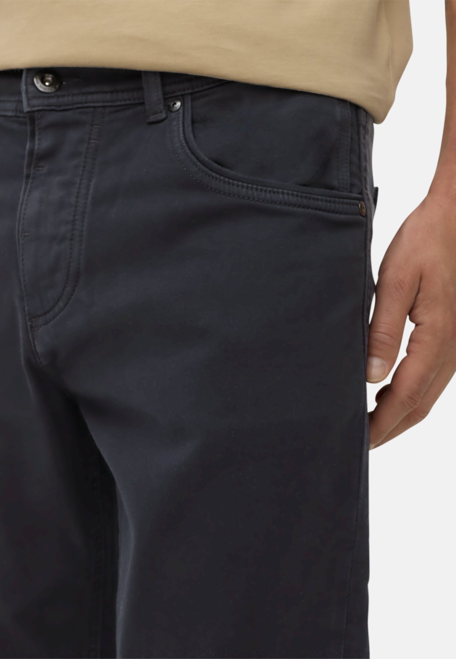 Heren Regular Fit fleXXXactive©broek Donkerblauw gedragen detail dichtbij