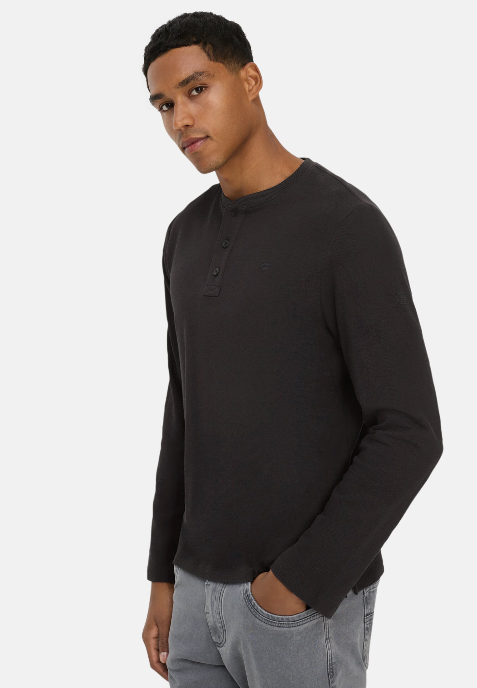 Herren Henleyshirt aus reiner Baumwolle Schwarz getragen emotional