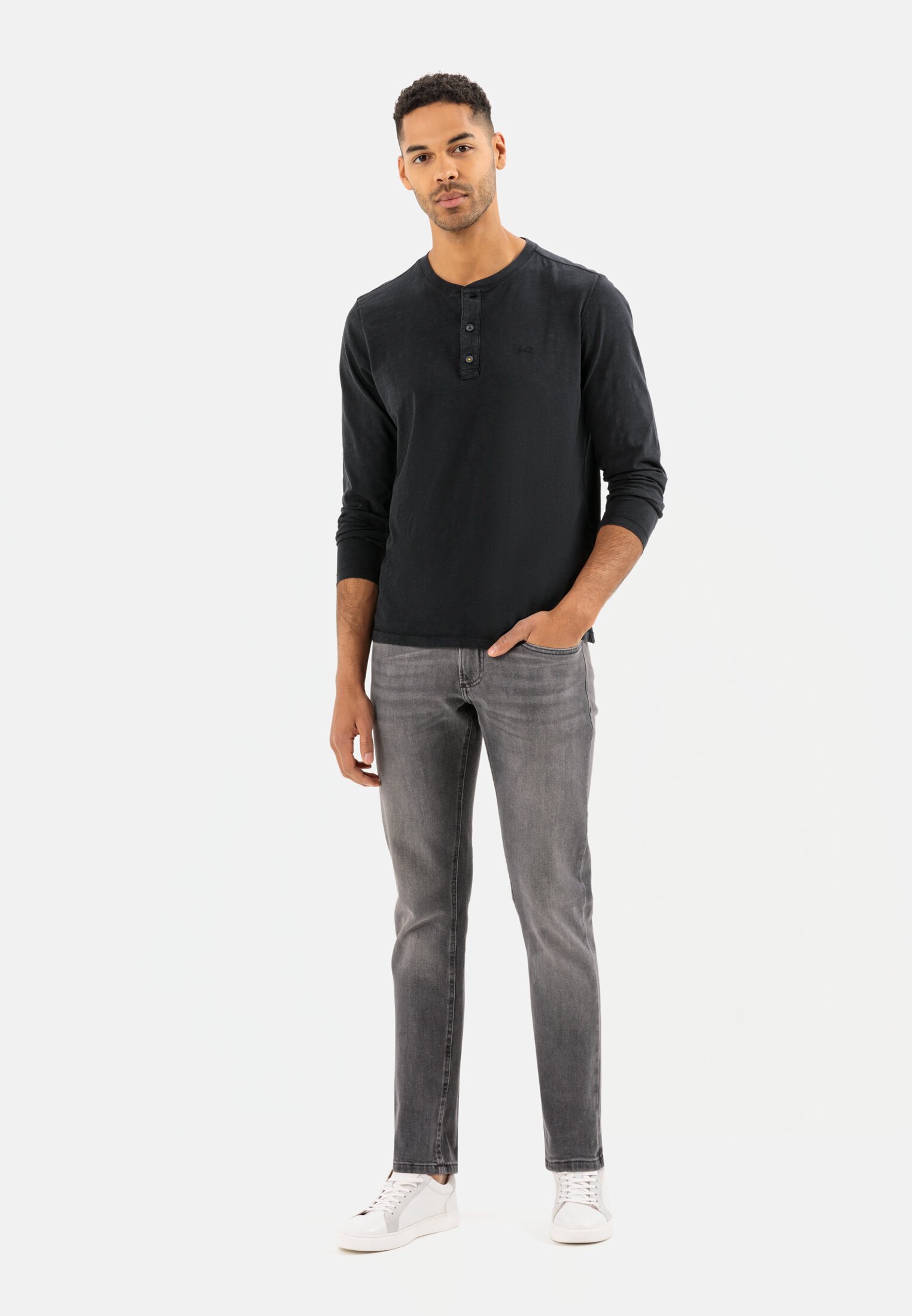 Men Lightweight long-sleeved shirt with henley collar in pure organic cotton Black worn front full body