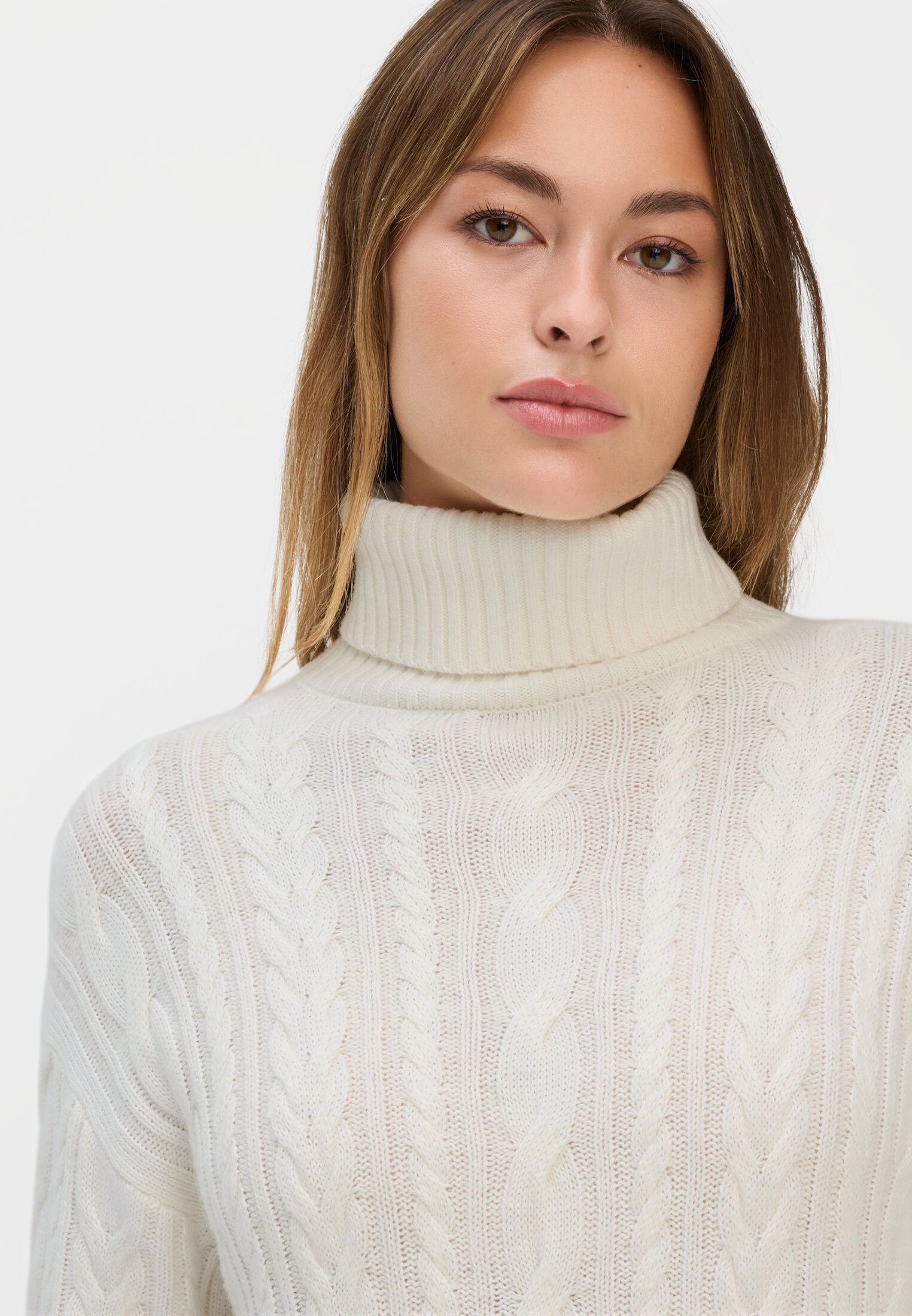 Damen Strickkleid mit Zopfstrickmuster Milchweiß getragen detailliert nah
