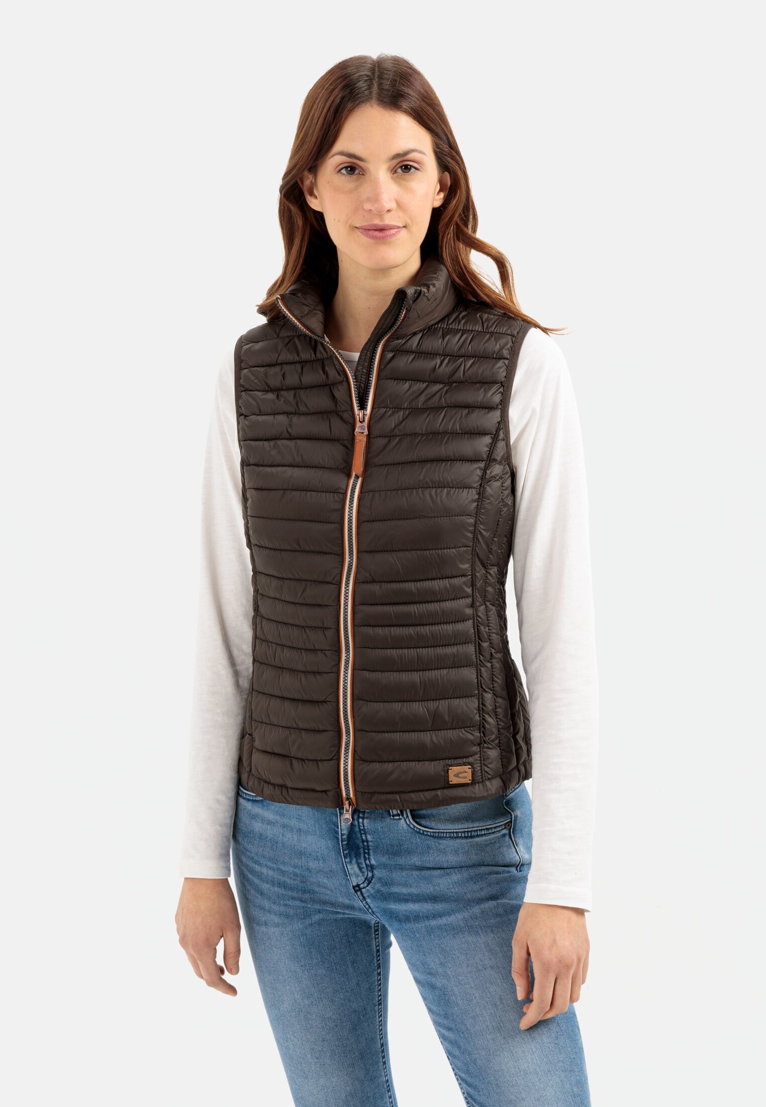 Damen Steppweste aus 100% recyceltem Material Braun getragen vorn