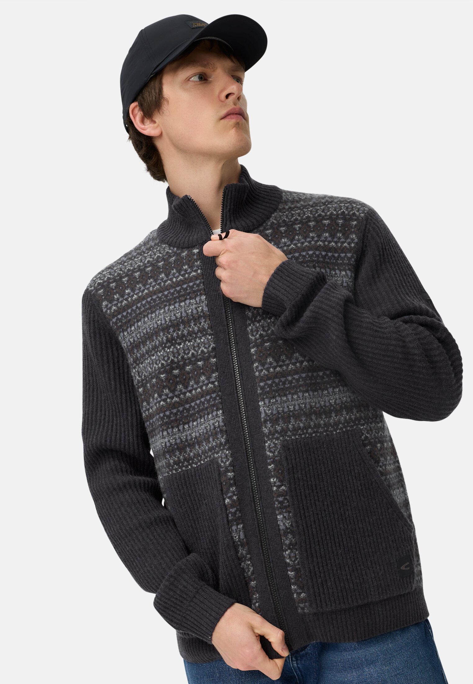Strickjacke mit Stehkragen Navyblau getragen emotional