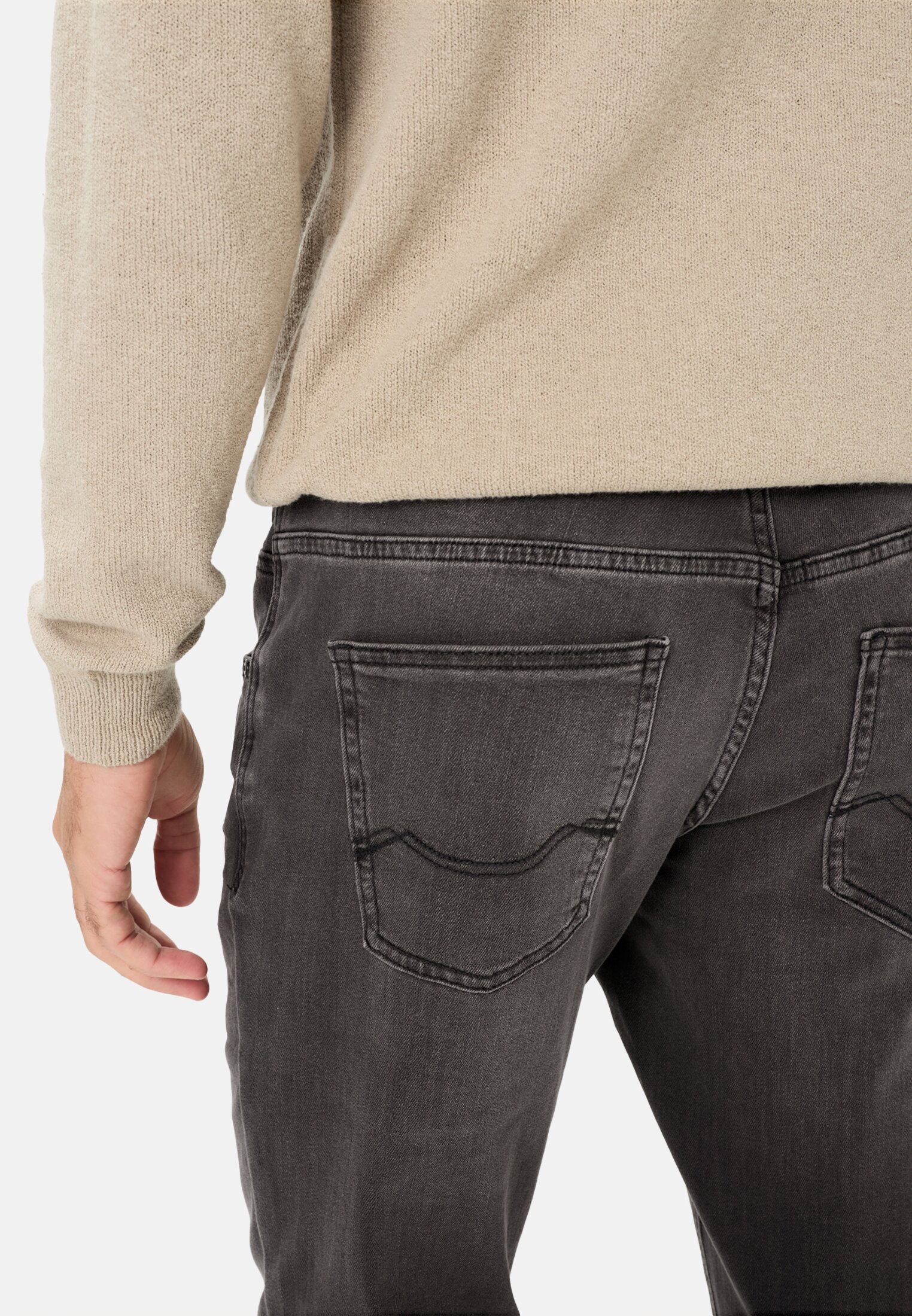 Heren Slim Fit fleXXXactive® Jeans Grafietgrijs gedragen detail dichtbij  