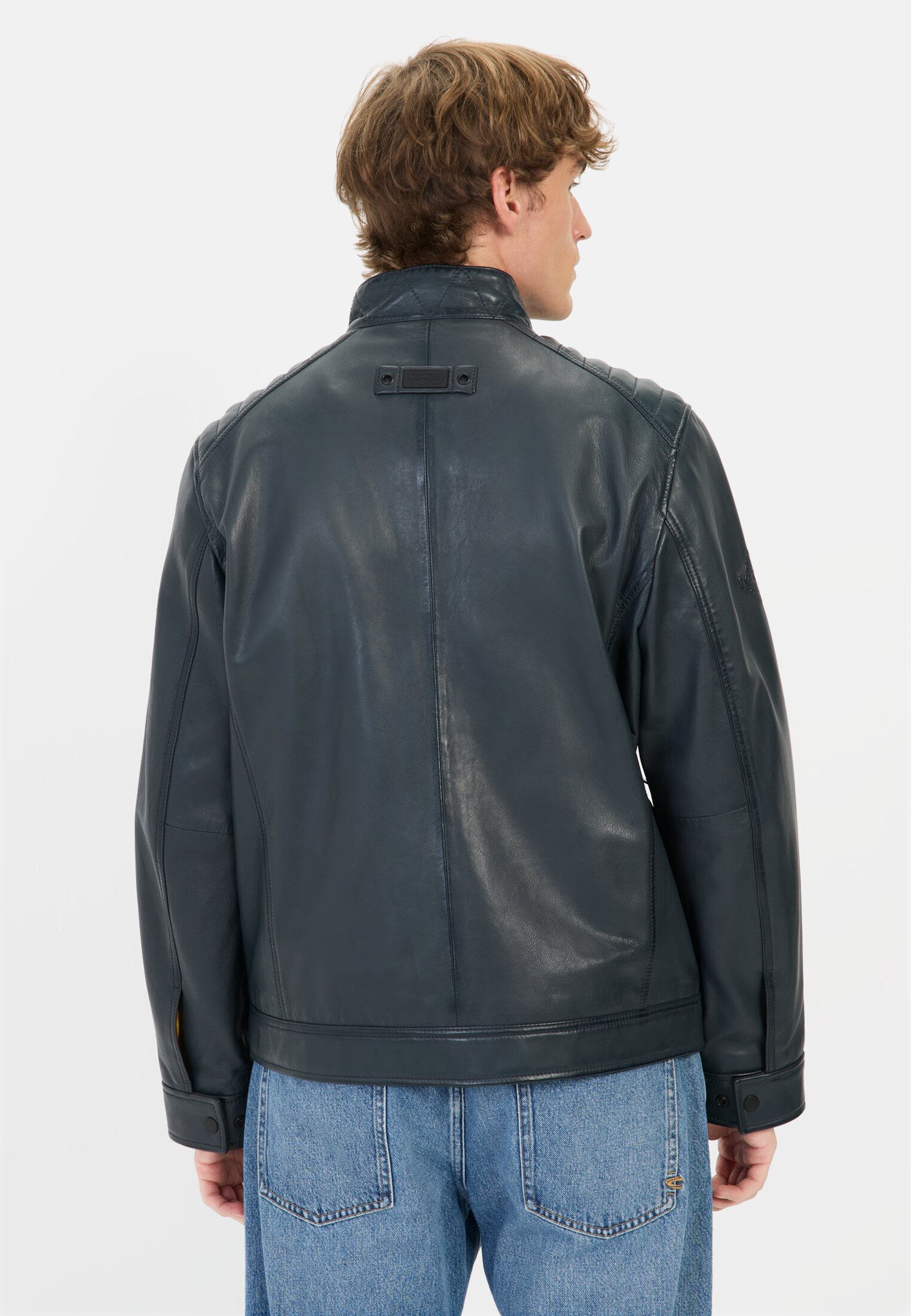 camelactive_Lederjacke_Dark_Navy_431130-5L23-48_M2 Herren Lederjacke mit Reißverschlusstaschen Dunkelblau getragen hinten