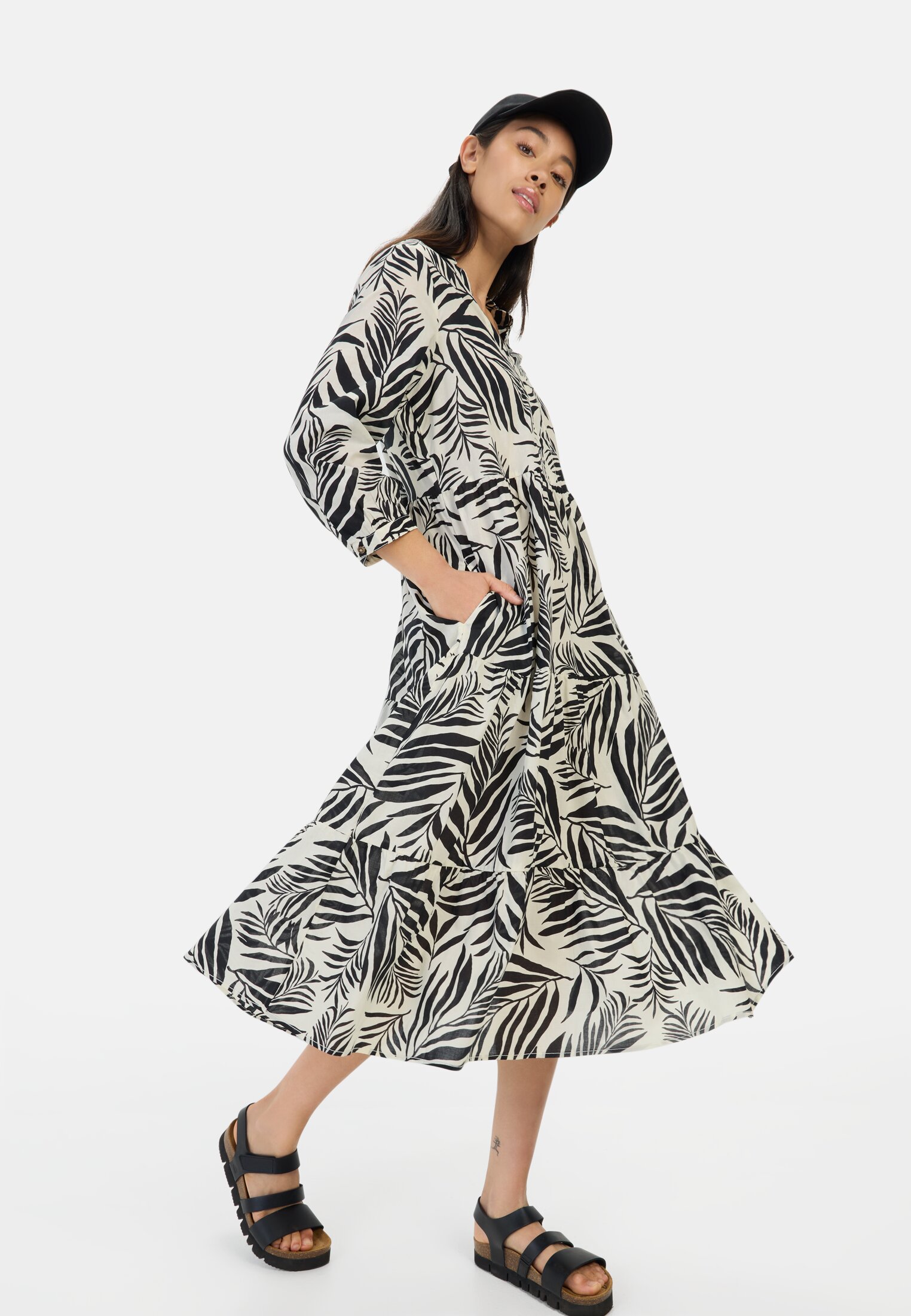 Vrouwen Middellange zomerjurk met all-over print AOP zwart/wit gedragen emotional 