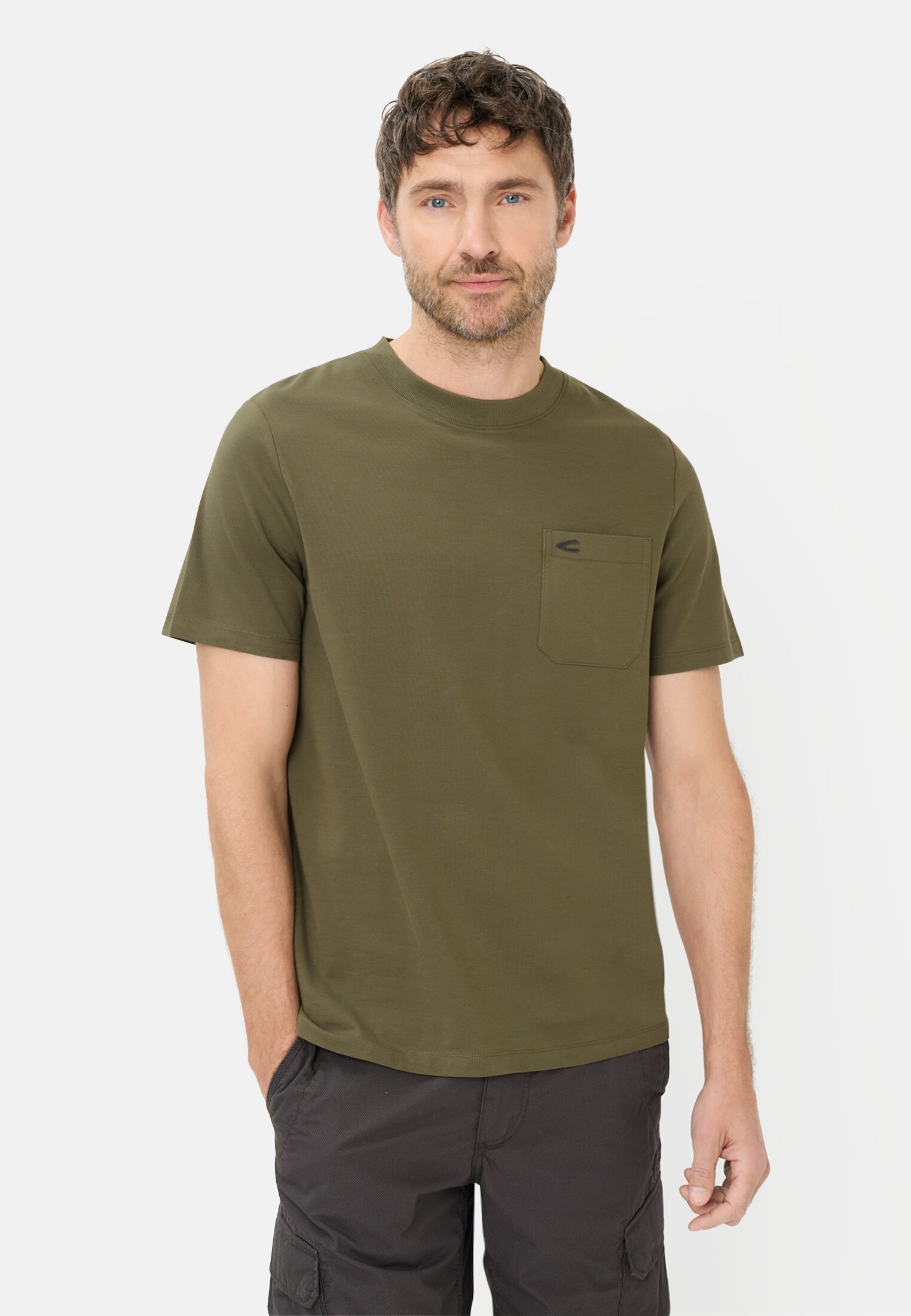 Heren T-shirt met borstzak Olijfgroen gedragen voor