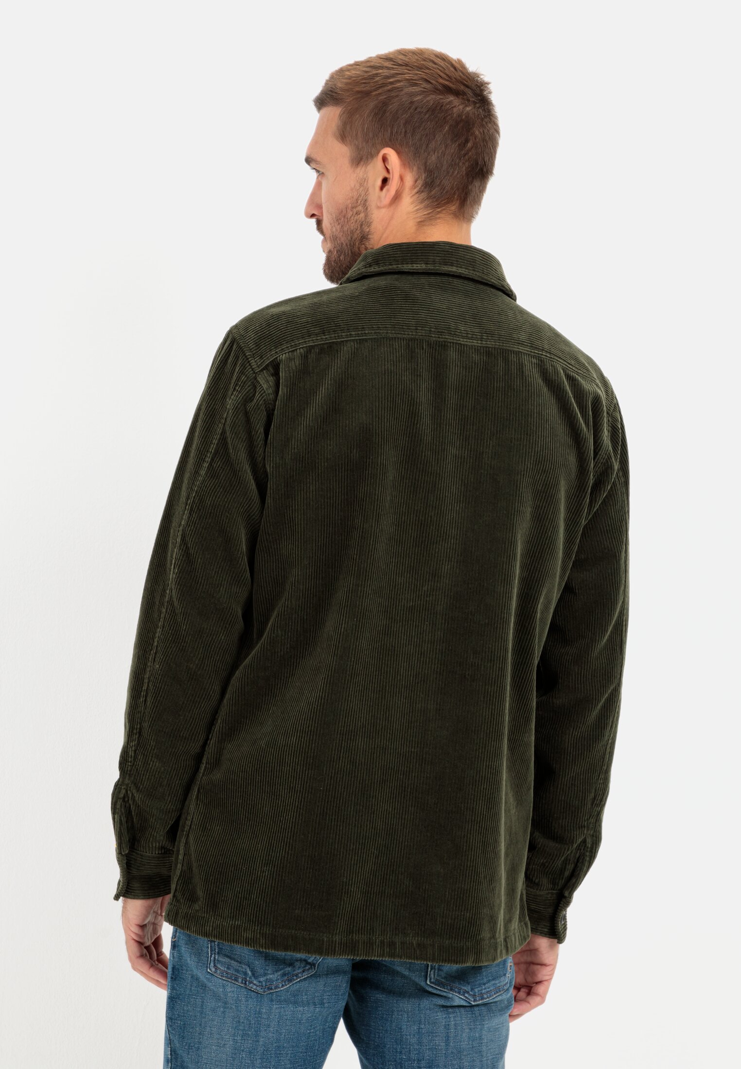 Herren Cord Overshirt aus reiner Baumwolle Dunkel khaki getragen hinten