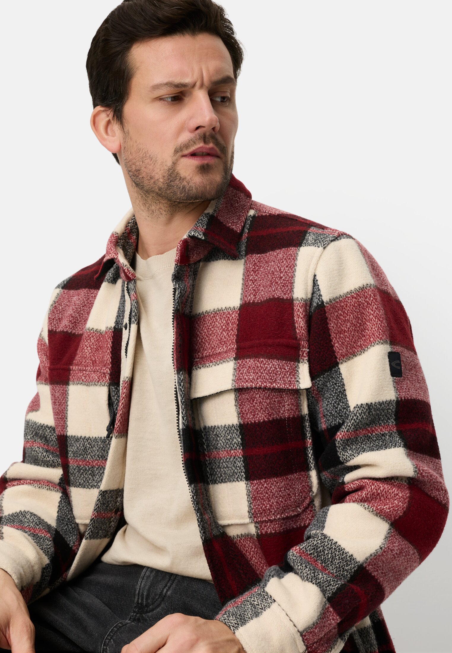 Herren Overshirt mit Seitentaschen Bernsteinrot getragen emotional