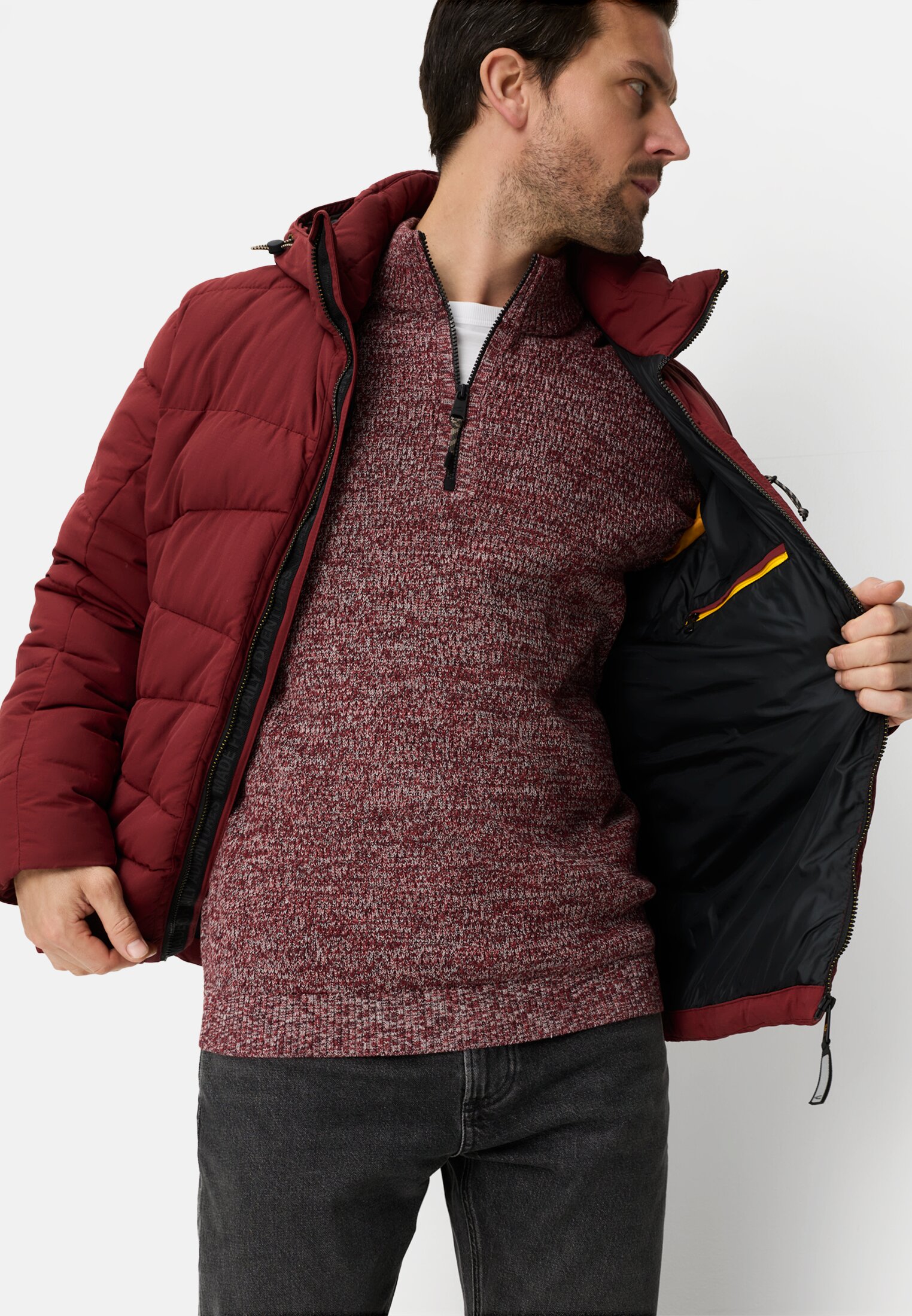 Herren Winterjacke mit abnehmbarer Kapuze Bernsteinrot getragen emotional