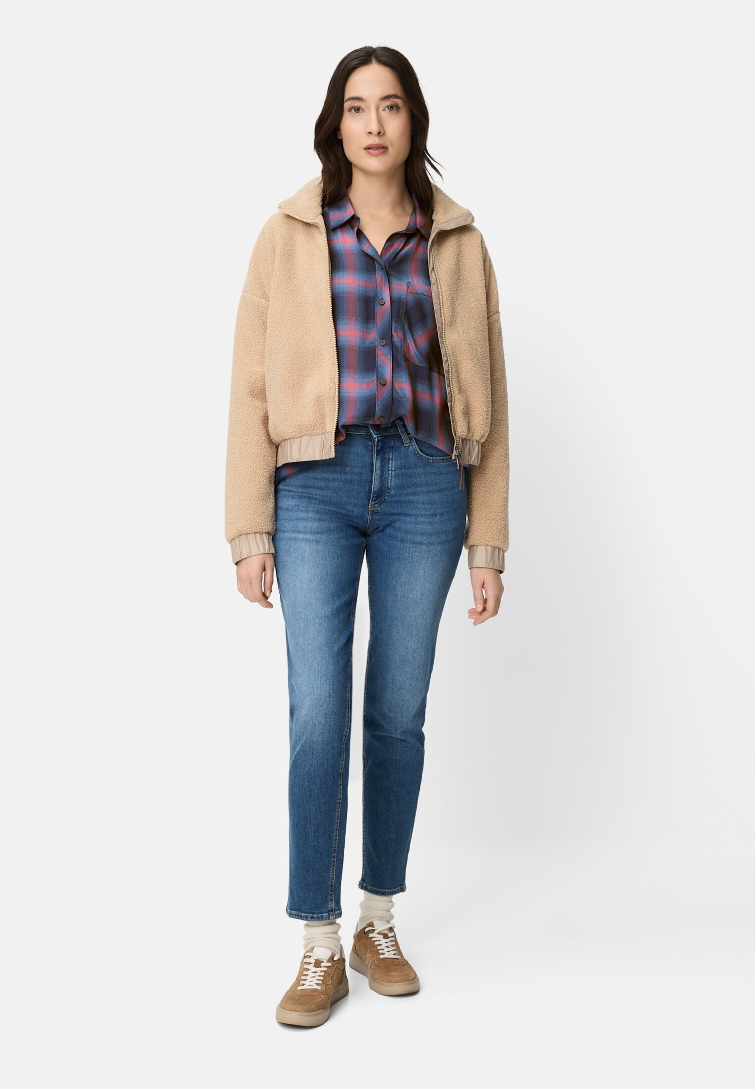 Damen Bluse aus reiner Viskose Blau Rot getragen vorne Ganzkörper